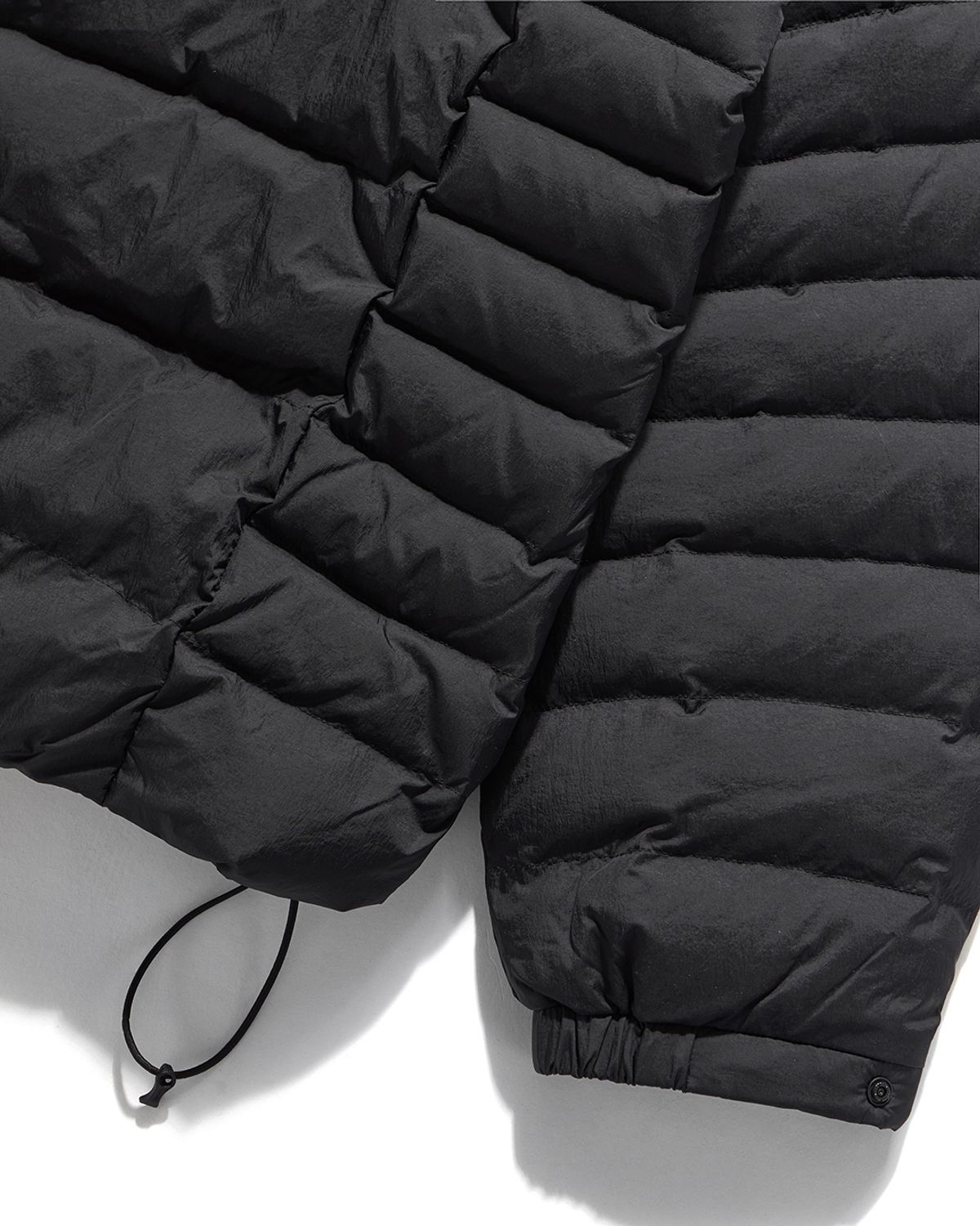 언어펙티드 에센셜(UNAFFECTED ESSENTIAL) LIGHT HOODED DOWN JUMPER / BLACK