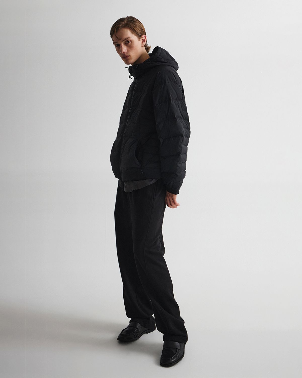 언어펙티드 에센셜(UNAFFECTED ESSENTIAL) LIGHT HOODED DOWN JUMPER / BLACK