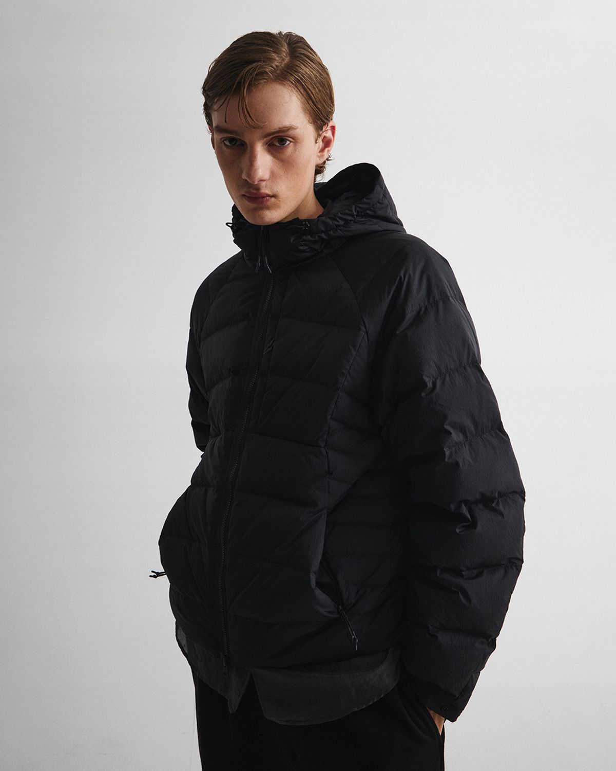 언어펙티드 에센셜(UNAFFECTED ESSENTIAL) LIGHT HOODED DOWN JUMPER / BLACK
