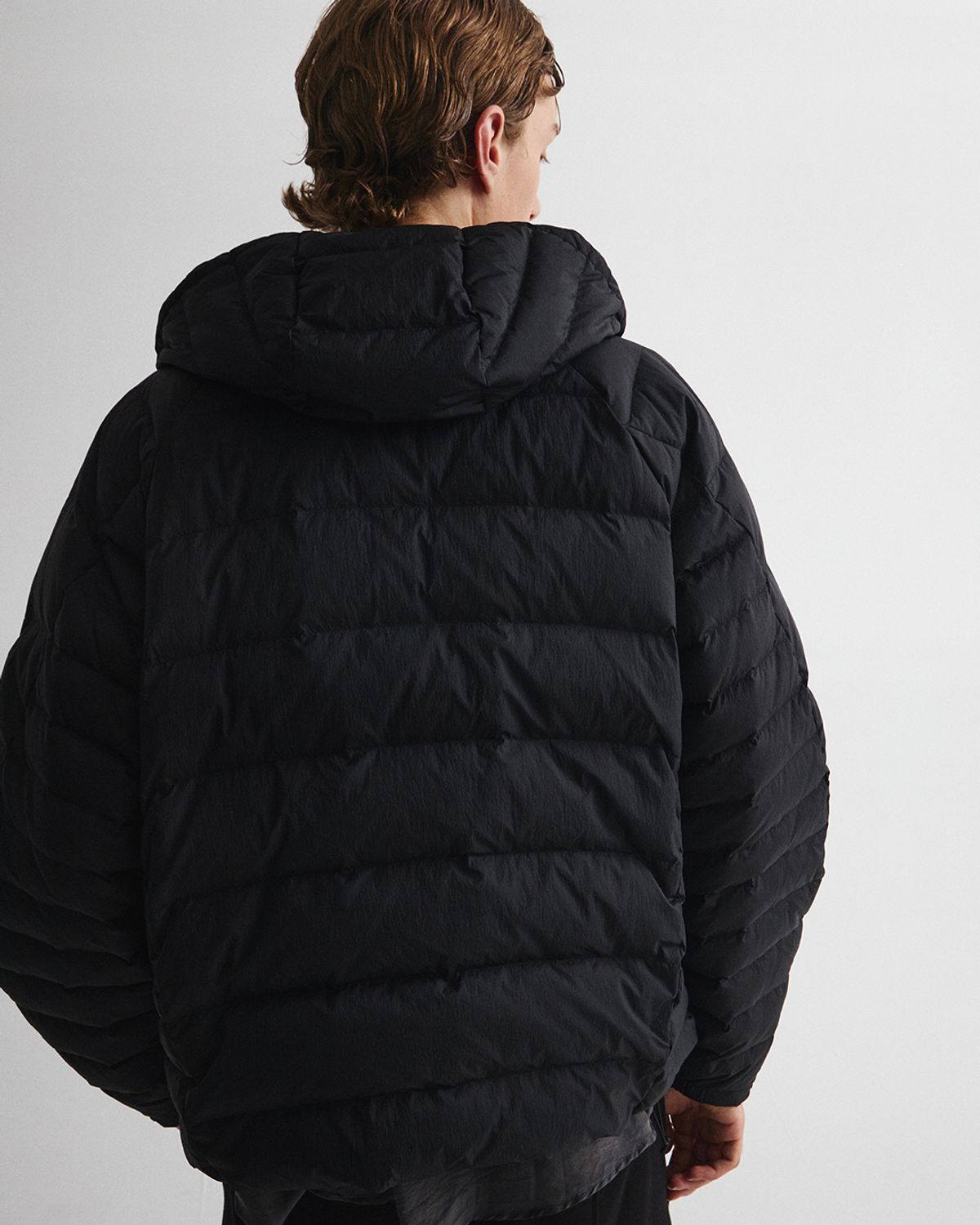 언어펙티드 에센셜(UNAFFECTED ESSENTIAL) LIGHT HOODED DOWN JUMPER / BLACK