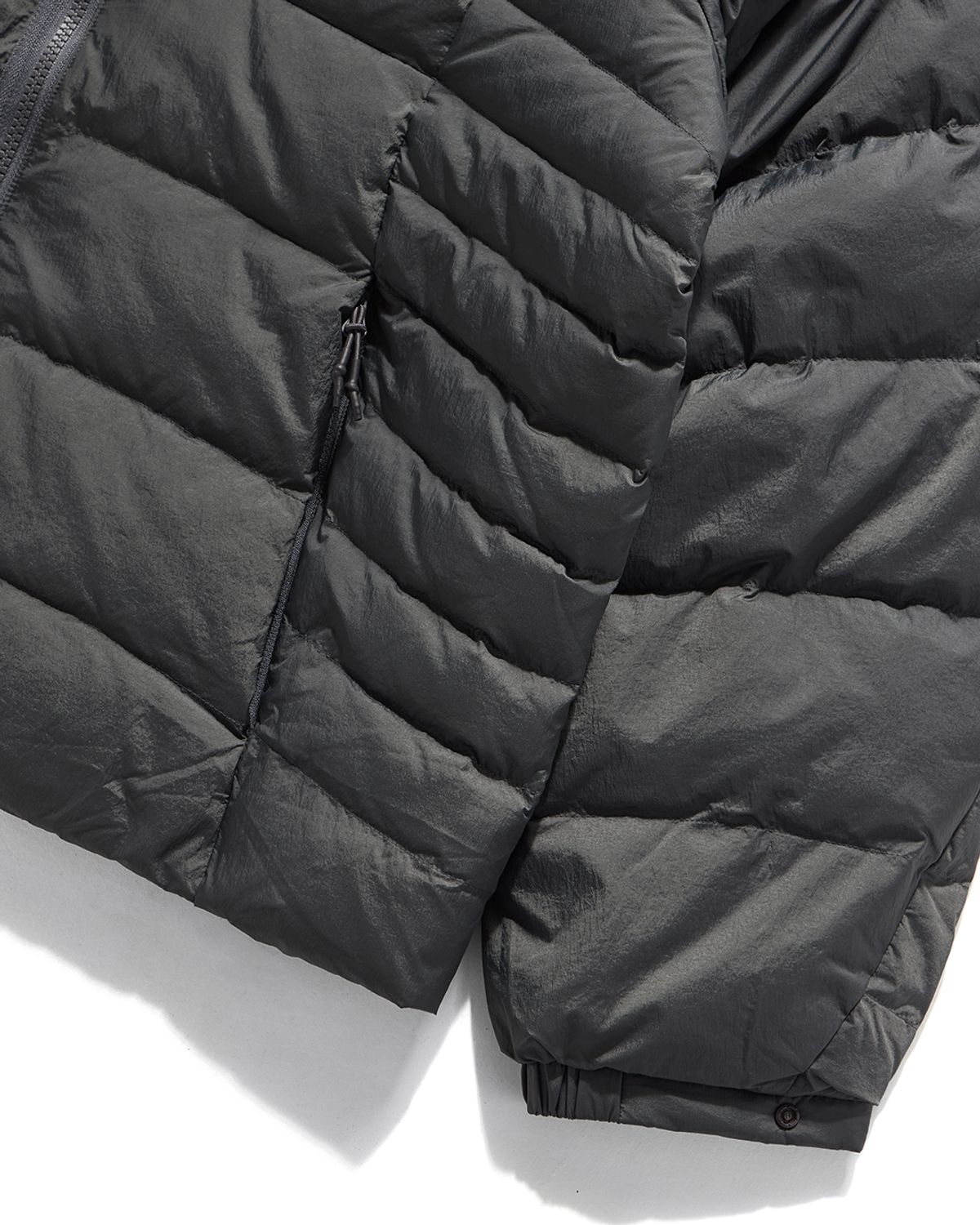언어펙티드 에센셜(UNAFFECTED ESSENTIAL) LIGHT HOODED DOWN JUMPER / CHARCOAL