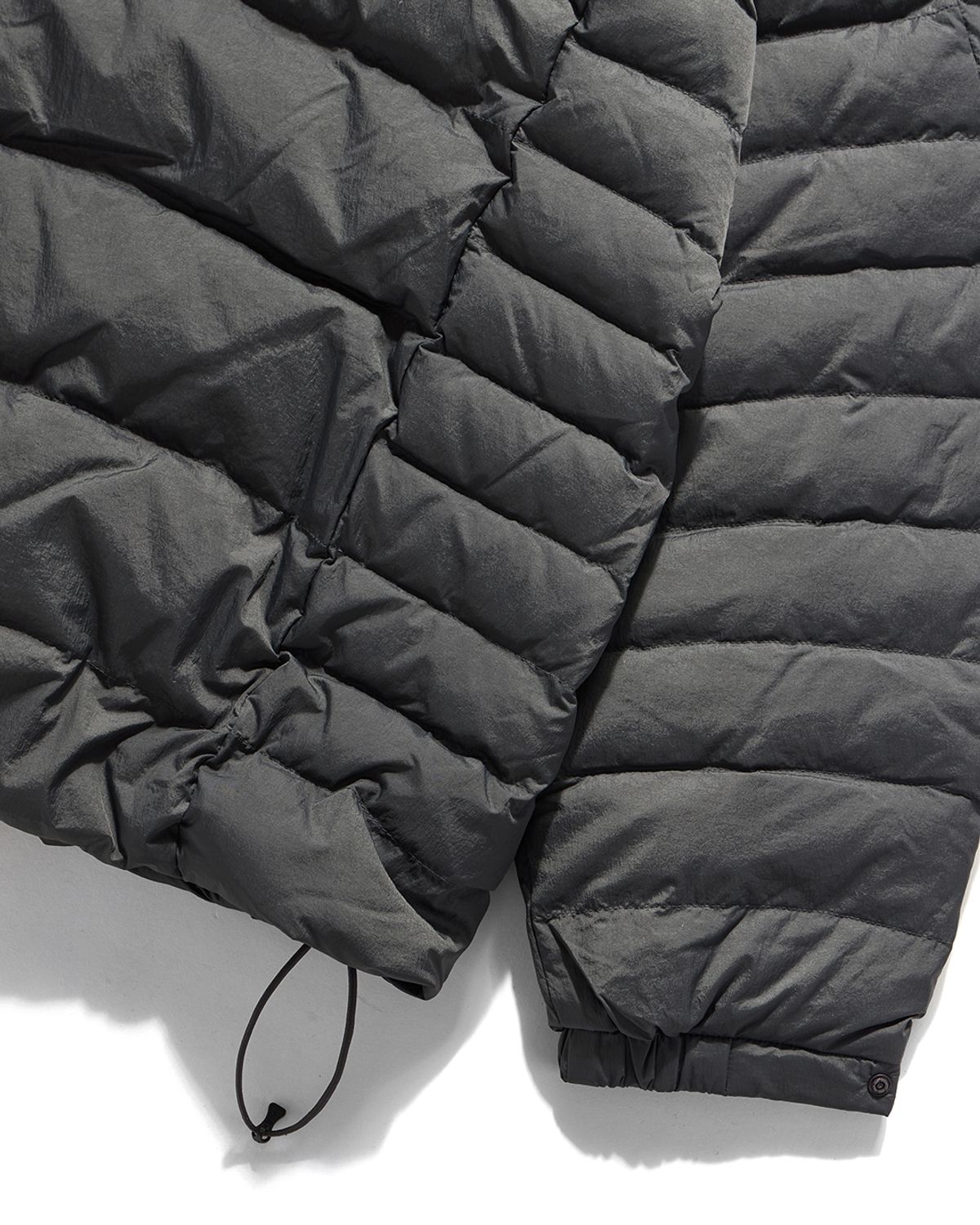 언어펙티드 에센셜(UNAFFECTED ESSENTIAL) LIGHT HOODED DOWN JUMPER / CHARCOAL