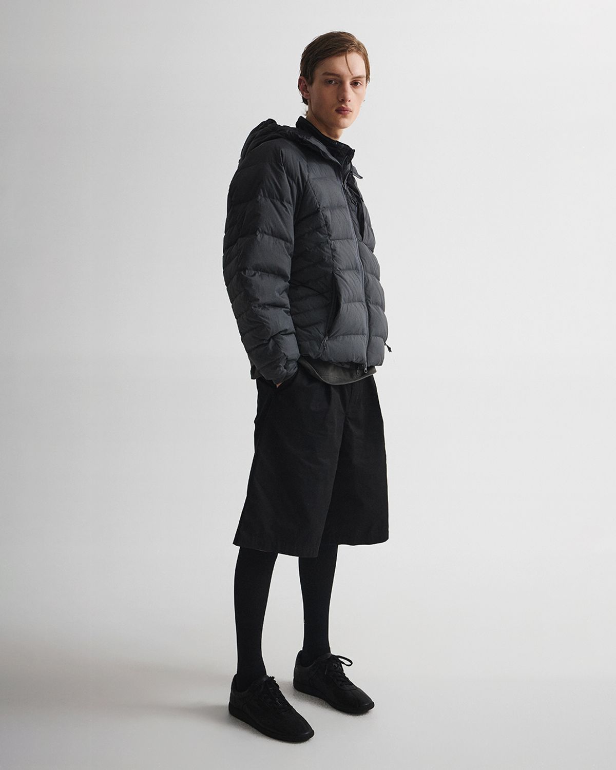 언어펙티드 에센셜(UNAFFECTED ESSENTIAL) LIGHT HOODED DOWN JUMPER / CHARCOAL