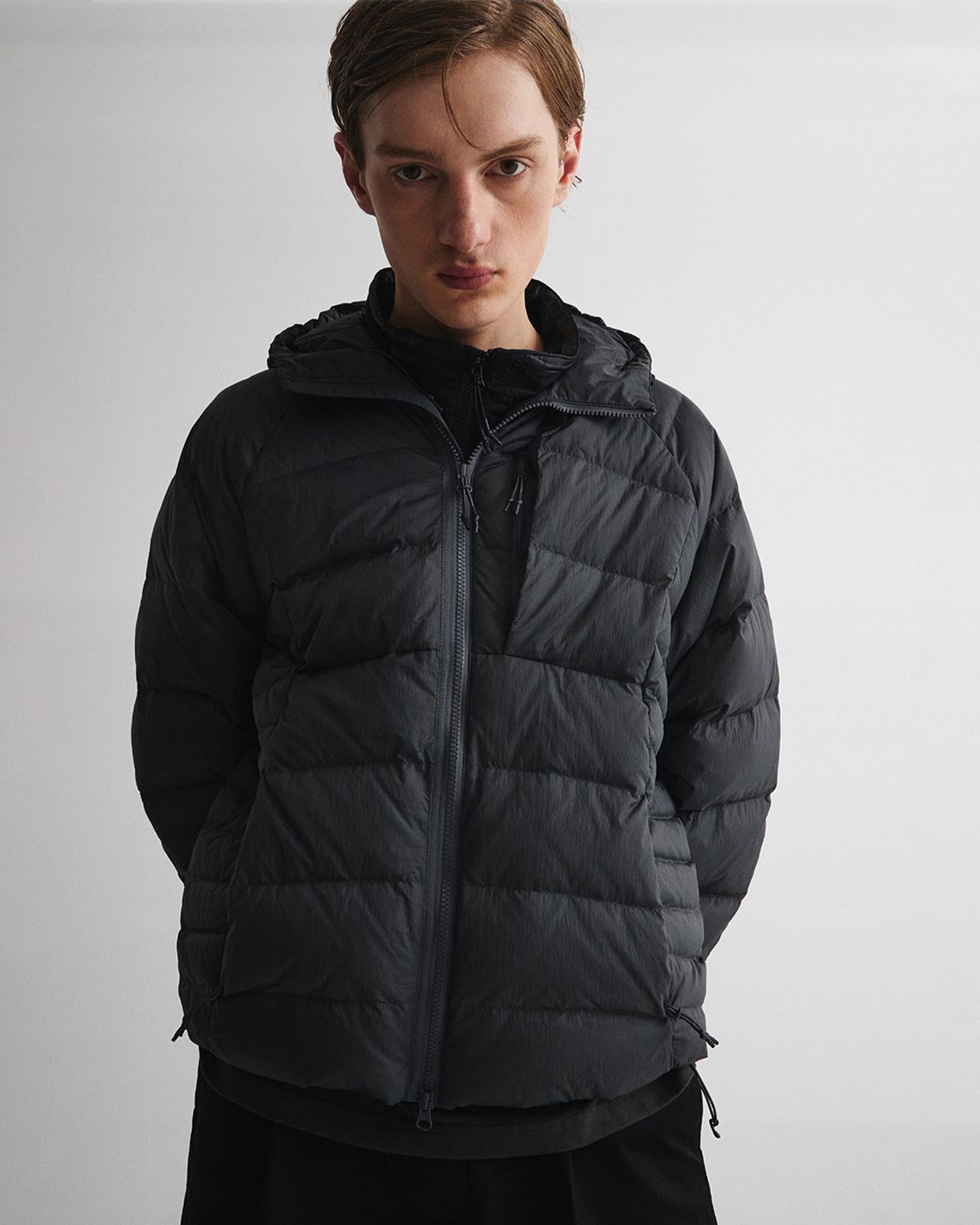 언어펙티드 에센셜(UNAFFECTED ESSENTIAL) LIGHT HOODED DOWN JUMPER / CHARCOAL