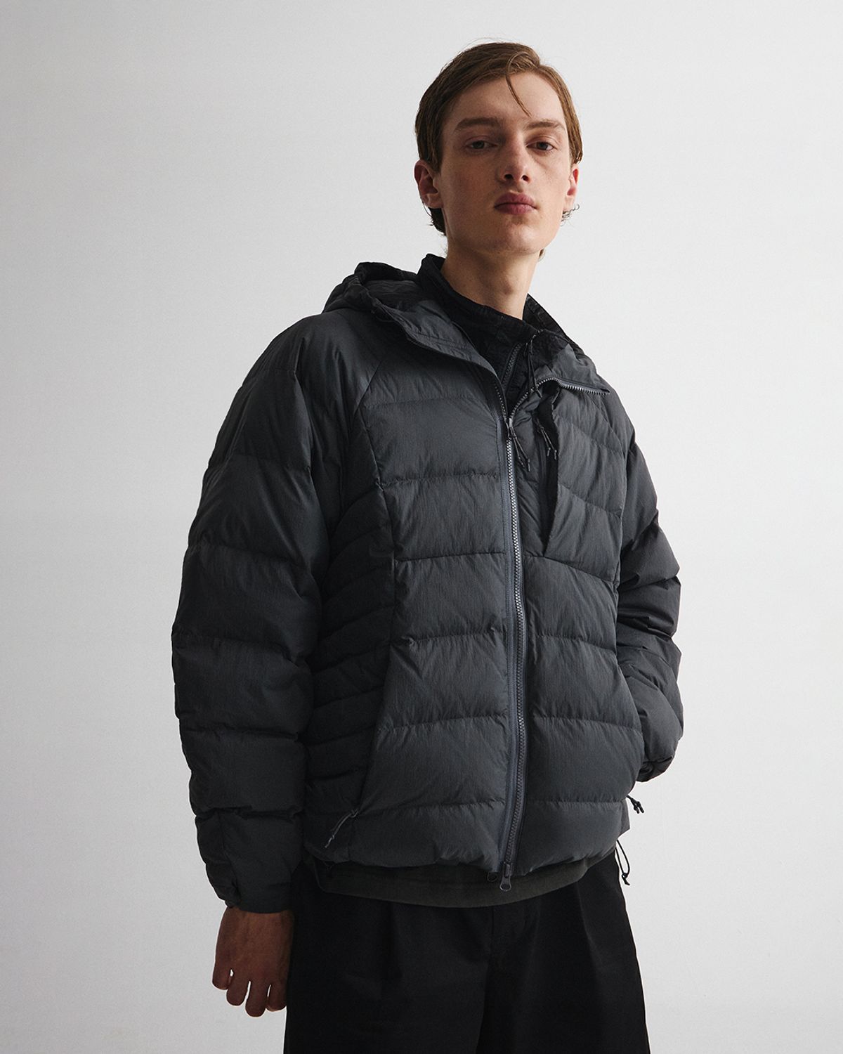언어펙티드 에센셜(UNAFFECTED ESSENTIAL) LIGHT HOODED DOWN JUMPER / CHARCOAL
