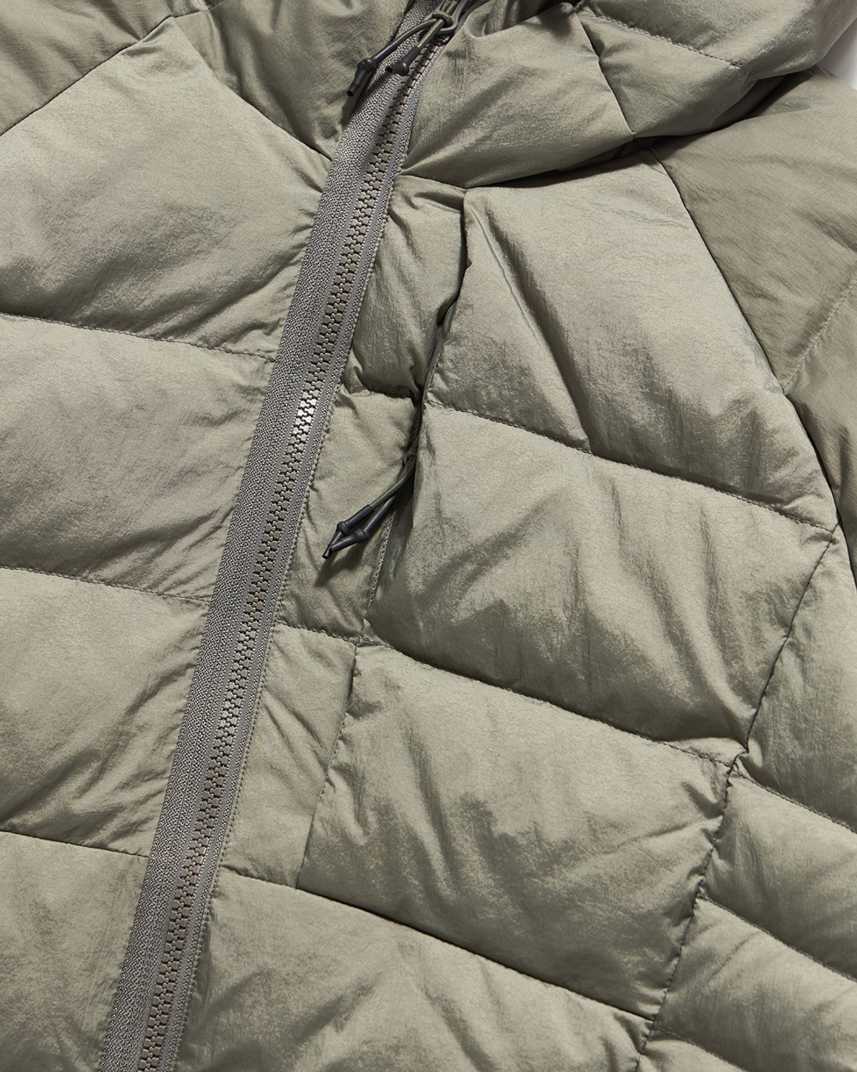 언어펙티드 에센셜(UNAFFECTED ESSENTIAL) LIGHT HOODED DOWN JUMPER / SAGE GREEN