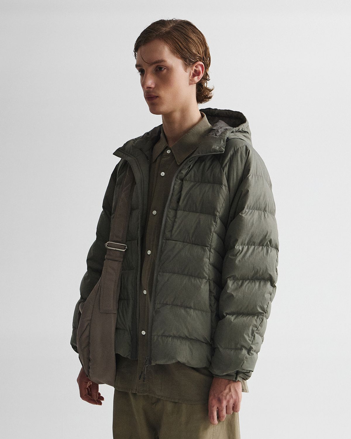 언어펙티드 에센셜(UNAFFECTED ESSENTIAL) LIGHT HOODED DOWN JUMPER / SAGE GREEN