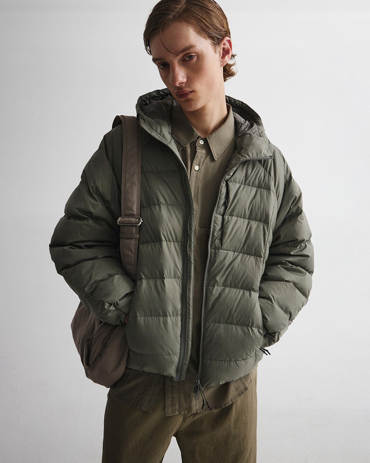 언어펙티드 에센셜(UNAFFECTED ESSENTIAL) LIGHT HOODED DOWN JUMPER / SAGE GREEN