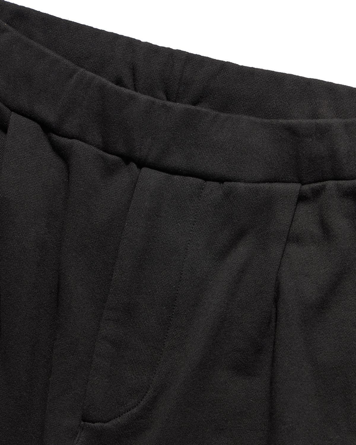 언어펙티드 에센셜(UNAFFECTED ESSENTIAL) CURVED SWEAT PANTS / BLACK