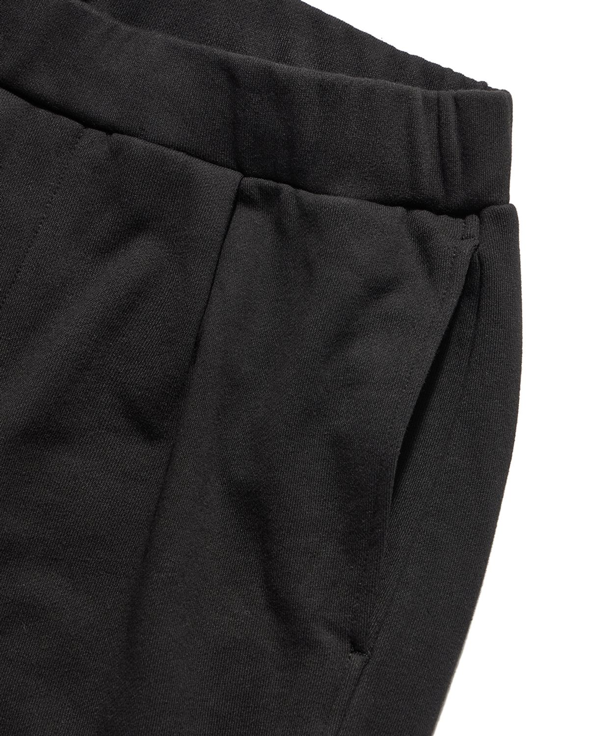 언어펙티드 에센셜(UNAFFECTED ESSENTIAL) CURVED SWEAT PANTS / BLACK