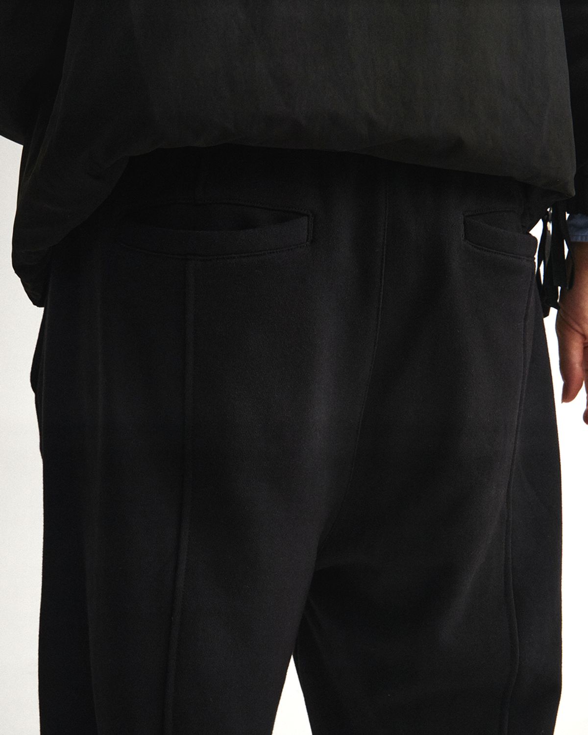 언어펙티드 에센셜(UNAFFECTED ESSENTIAL) CURVED SWEAT PANTS / BLACK