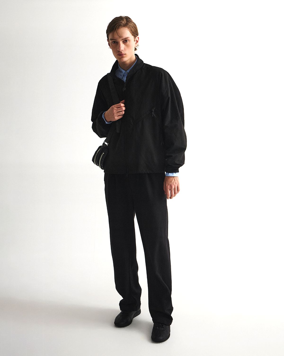 언어펙티드 에센셜(UNAFFECTED ESSENTIAL) CURVED SWEAT PANTS / BLACK