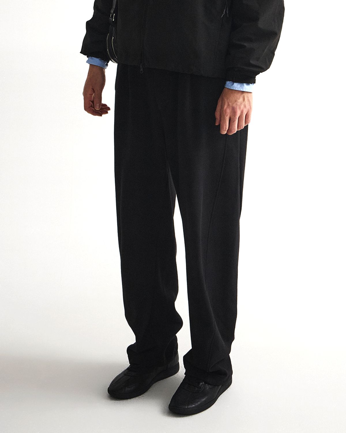 언어펙티드 에센셜(UNAFFECTED ESSENTIAL) CURVED SWEAT PANTS / BLACK