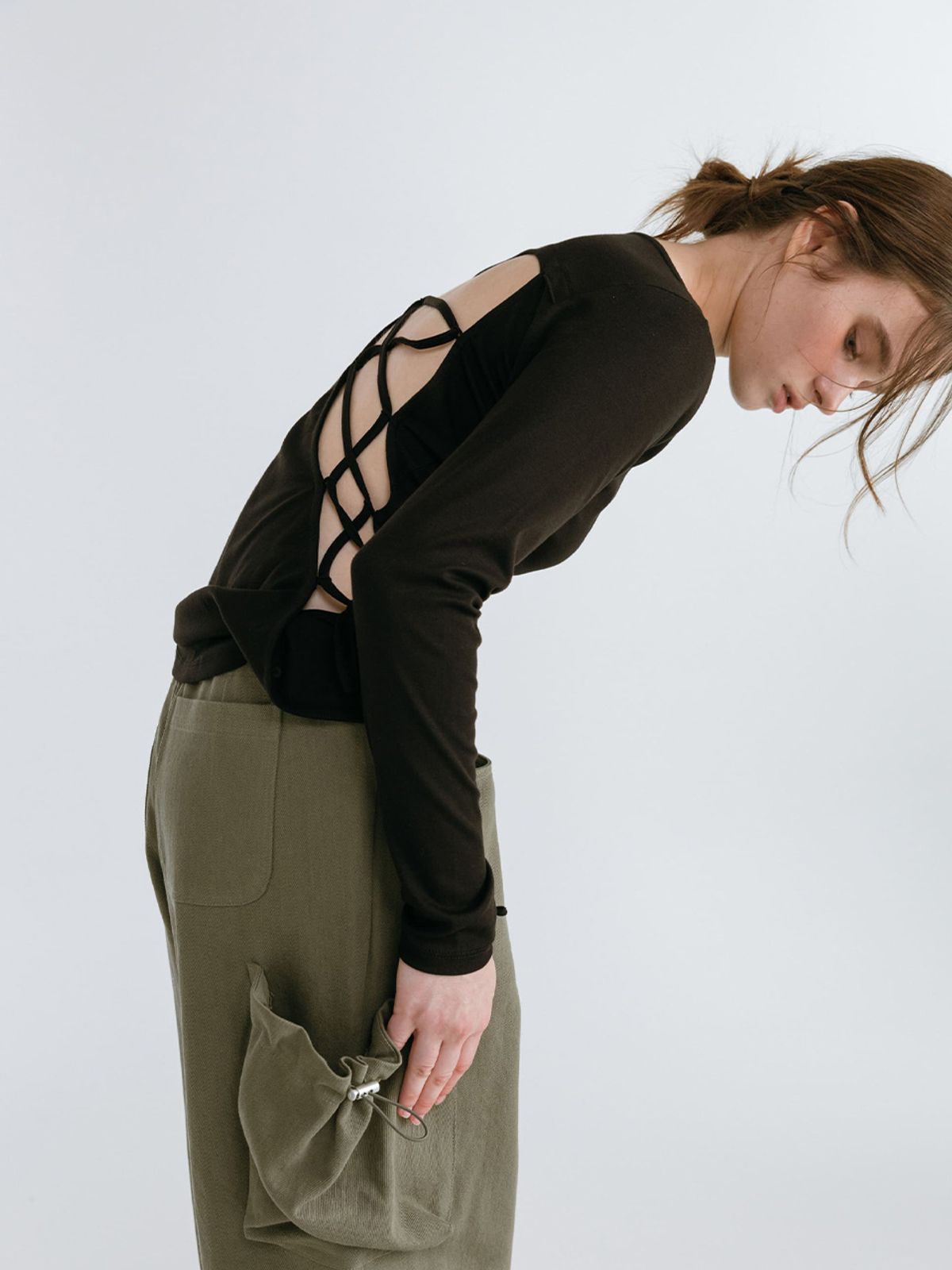 모이페어(MOIFAIRE) BACKLESS STRAP T-SHIRT / BLACK