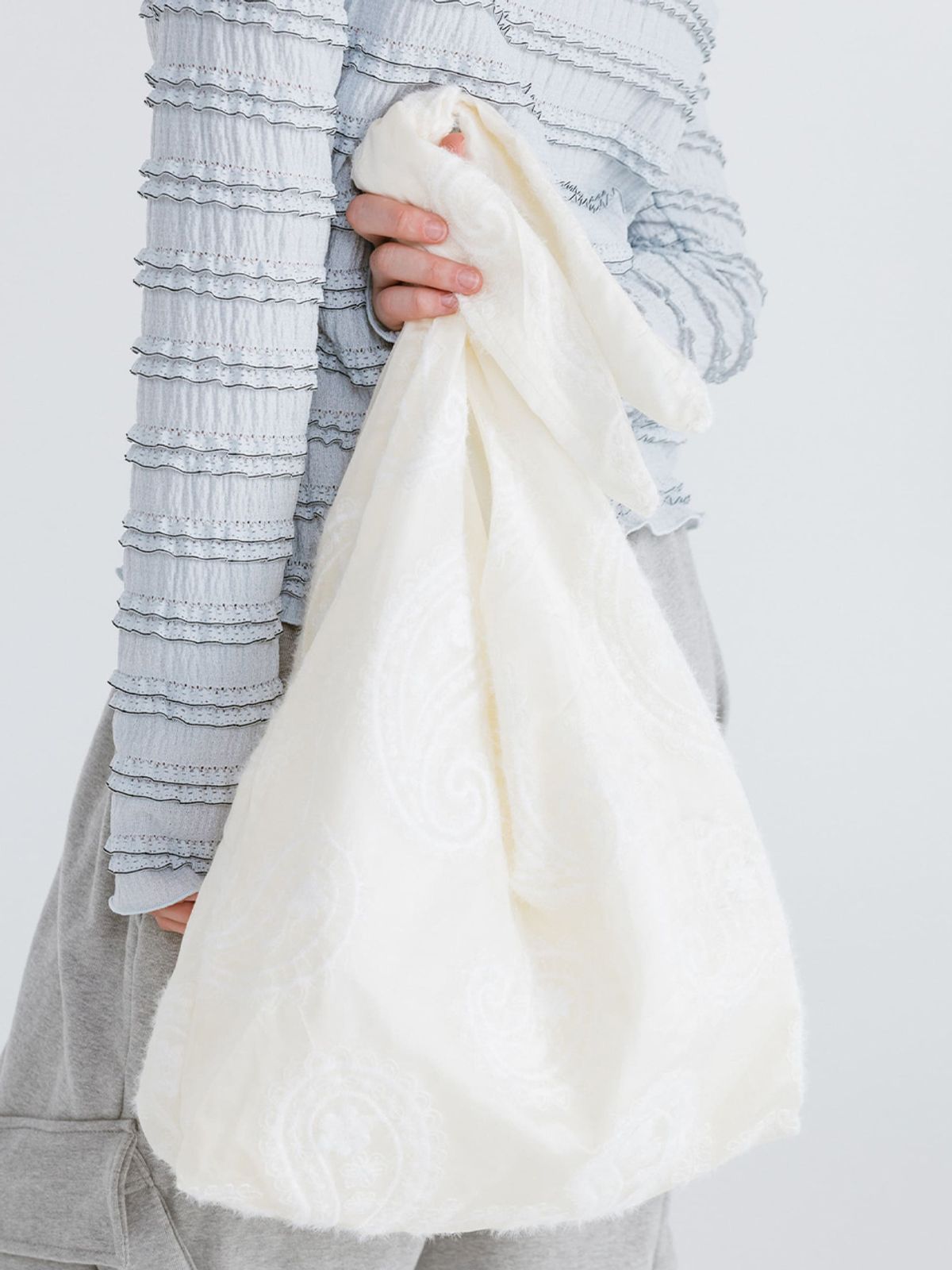 모이페어(MOIFAIRE) SOFT ROUND ORGANZA BAG / IVORY