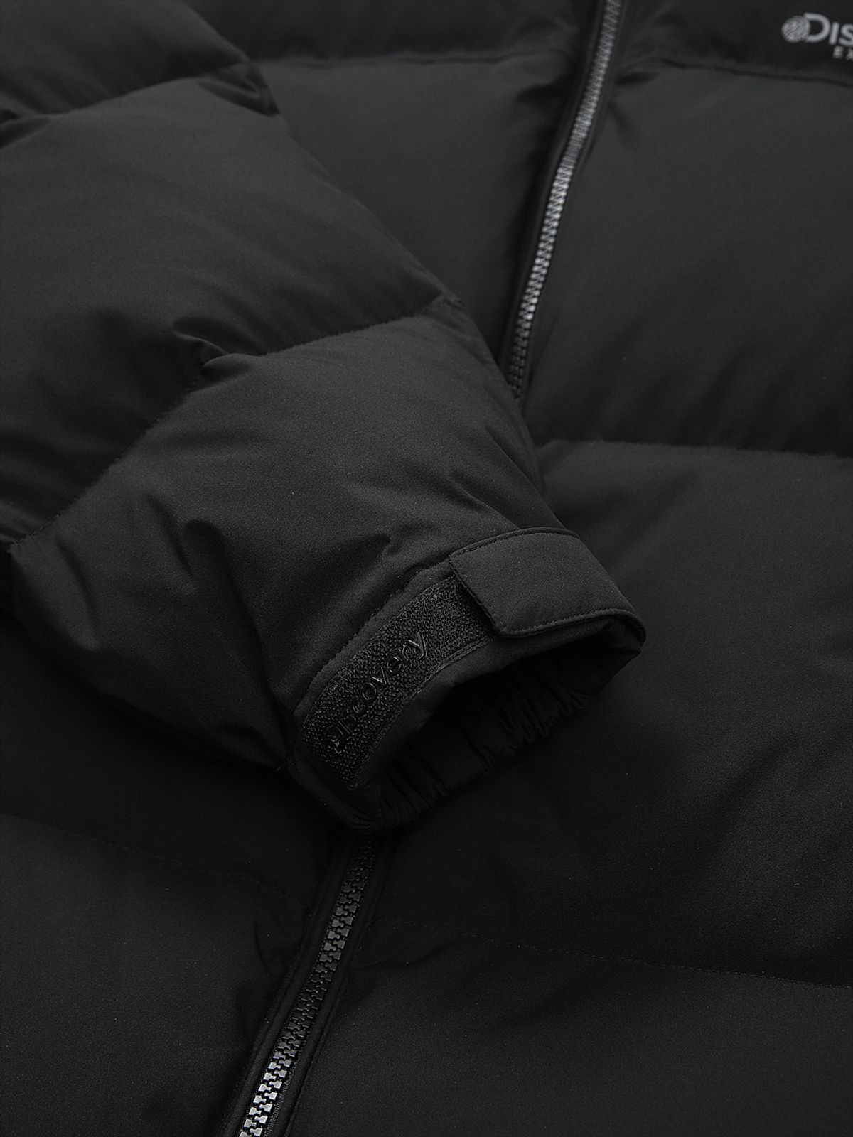 디스커버리 익스페디션(DISCOVERY EXPEDITION) 유니 반슬리 다운 숏패딩 (BLACK)