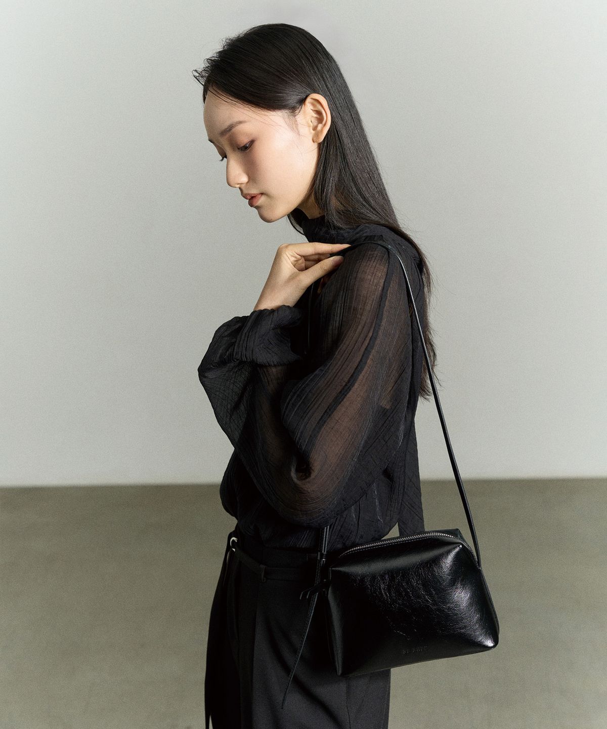 리이(RE RHEE) HIGH NECK SHEER SLEEVE BLOUSE