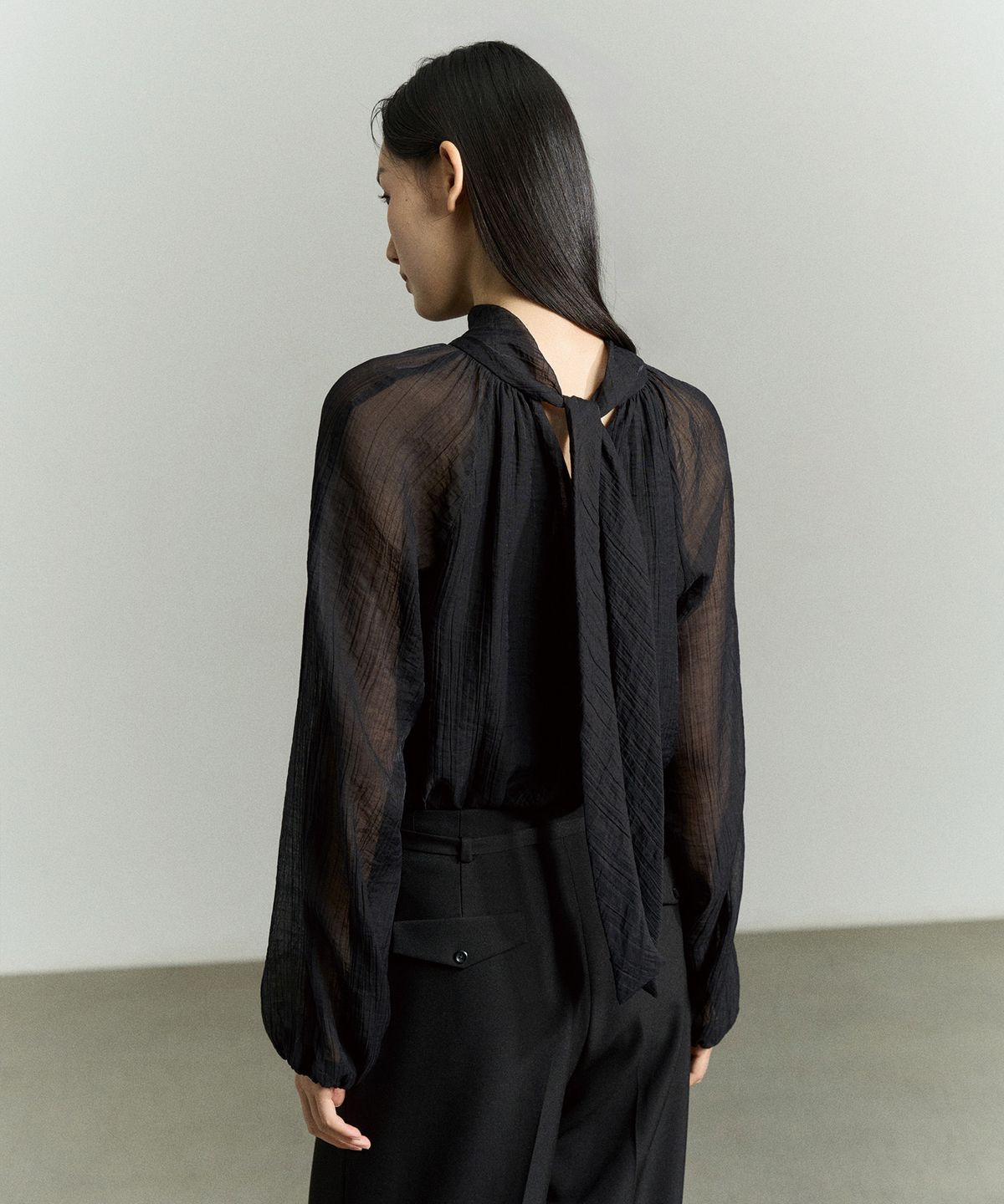 리이(RE RHEE) HIGH NECK SHEER SLEEVE BLOUSE