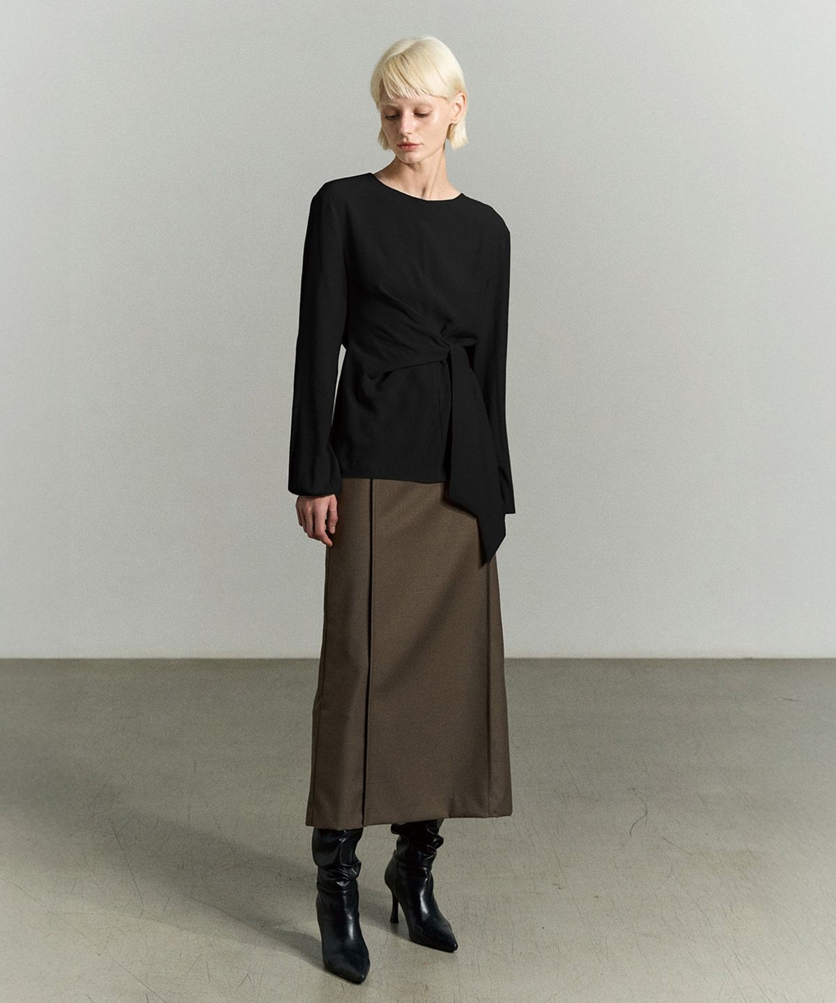 리이(RE RHEE) ROUND NECK SIDE STRAP BLOUSE BLACK