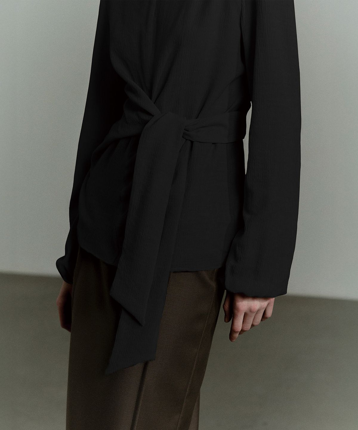 리이(RE RHEE) ROUND NECK SIDE STRAP BLOUSE BLACK