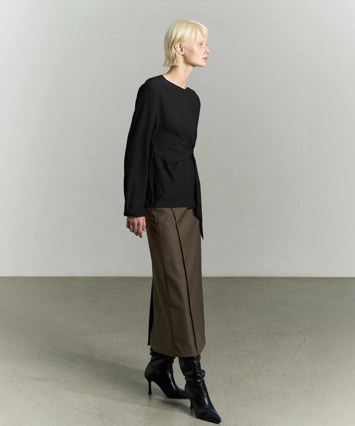 리이(RE RHEE) ROUND NECK SIDE STRAP BLOUSE BLACK