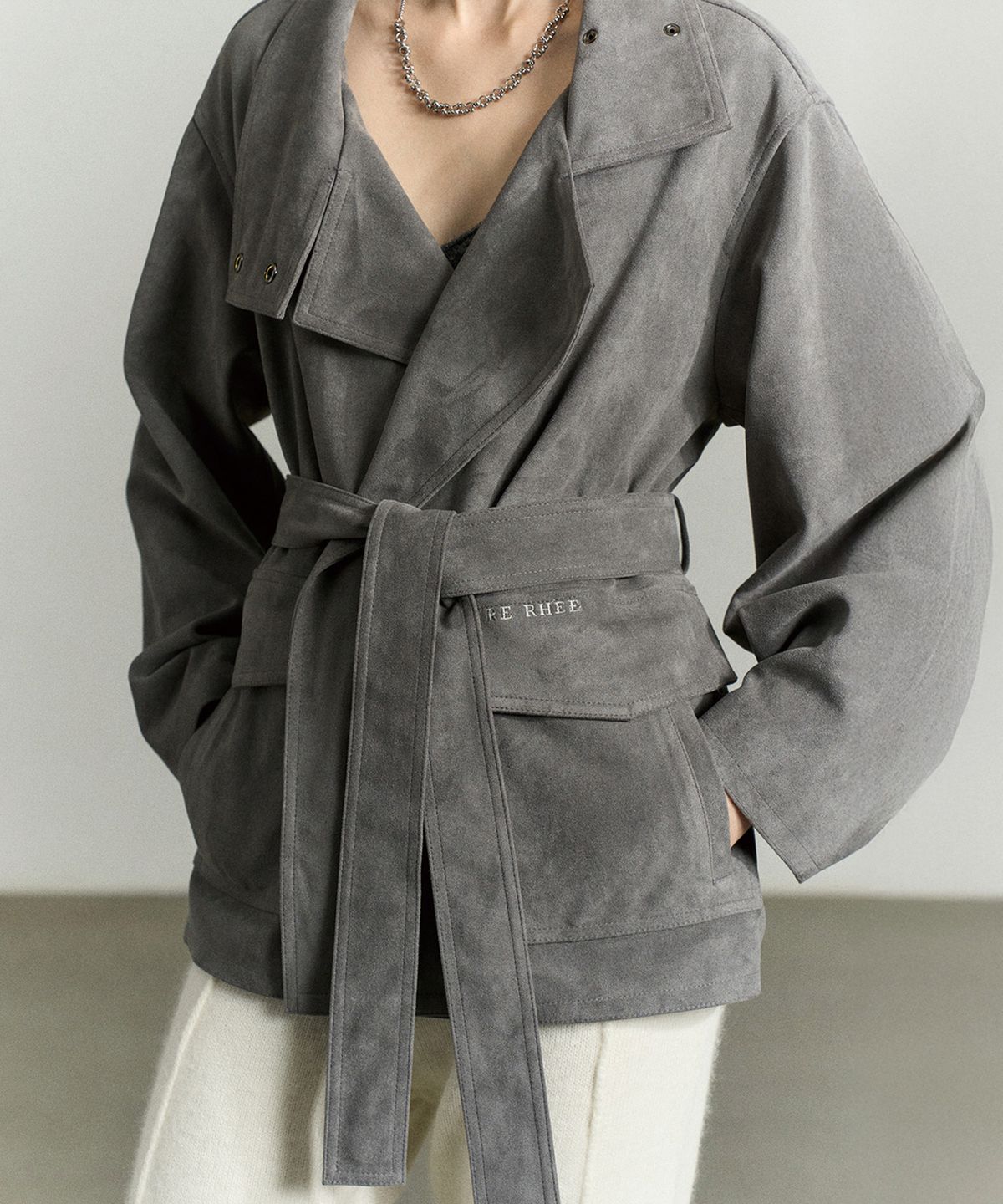 리이(RE RHEE) SUEDE FUNNEL NECK JACKET STONE