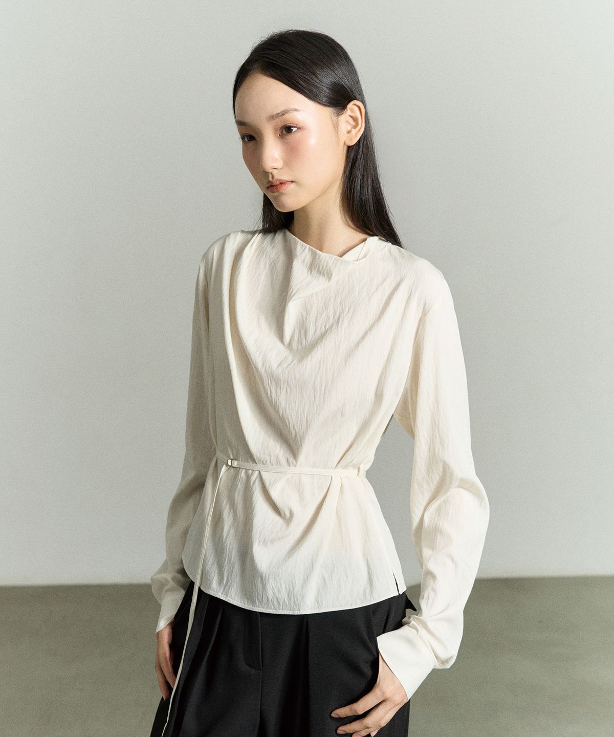 리이(RE RHEE) DRAPED NECK BELTED BLOUSE