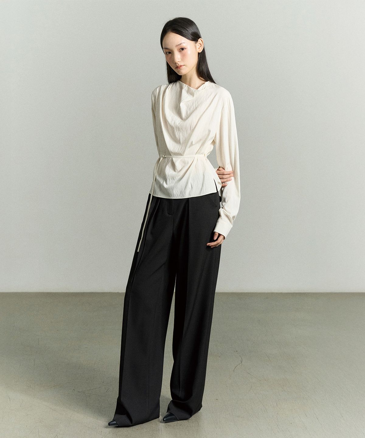 리이(RE RHEE) DRAPED NECK BELTED BLOUSE
