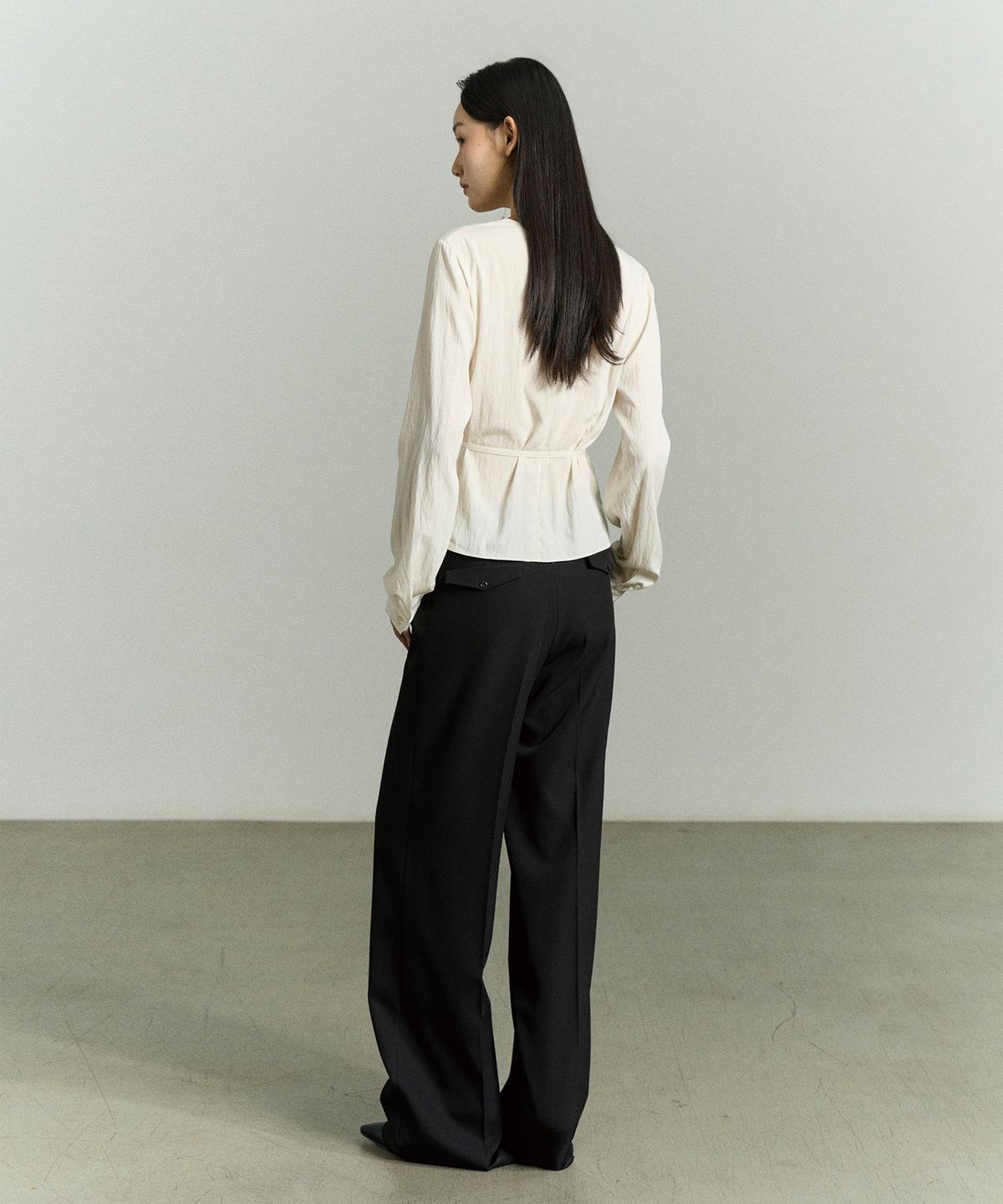 리이(RE RHEE) DRAPED NECK BELTED BLOUSE