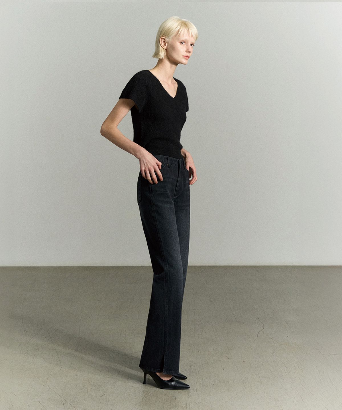 리이(RE RHEE) SLIT-HEM BOOTCUT DENIM JEANS WASHED BLACK