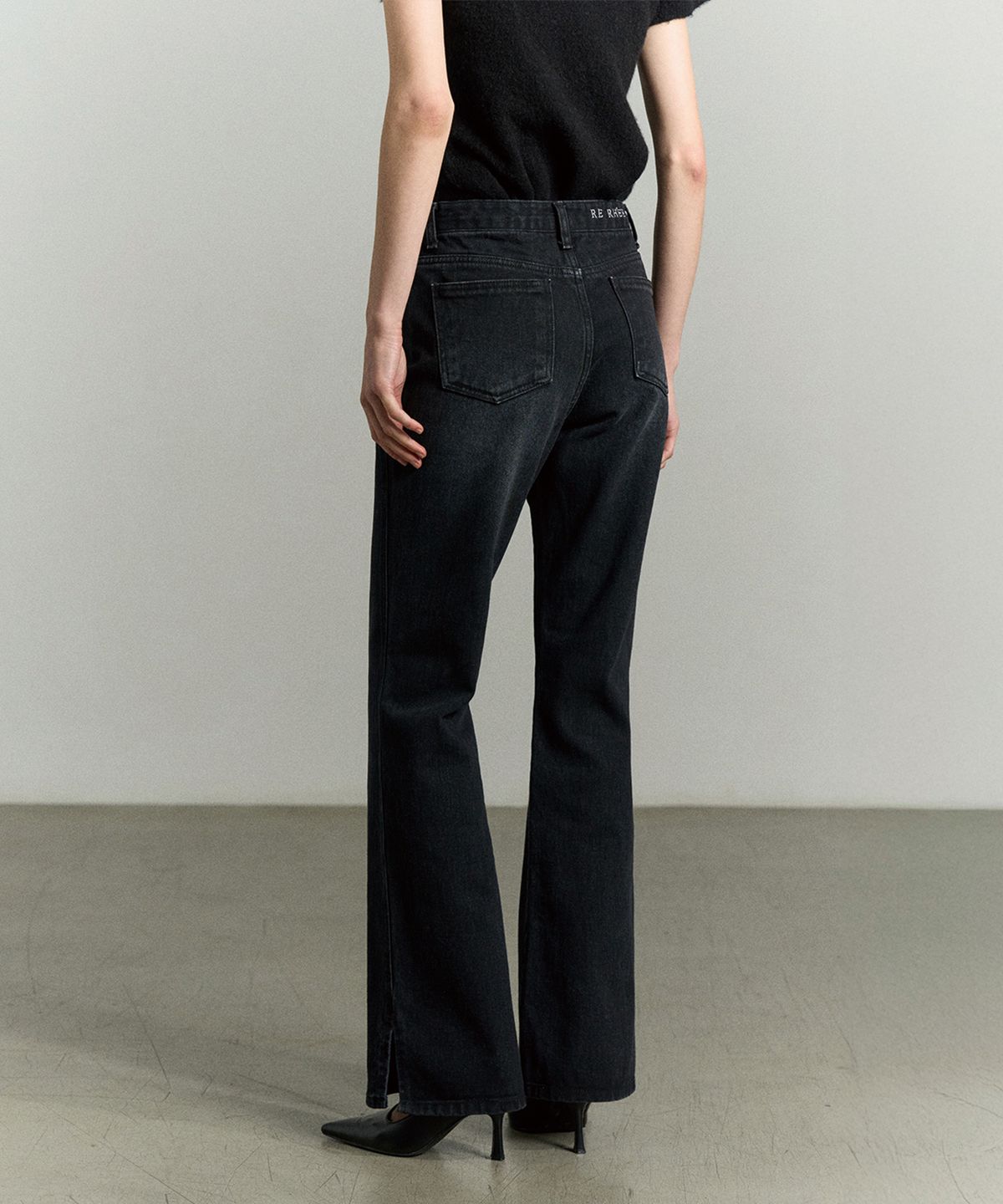 리이(RE RHEE) SLIT-HEM BOOTCUT DENIM JEANS WASHED BLACK