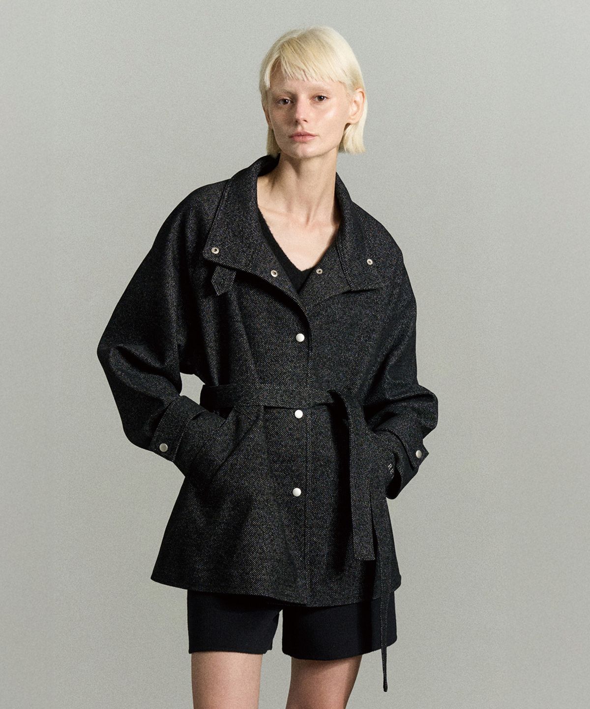 리이(RE RHEE) HIGH NECK BUTTON CLOSURE JACKET
