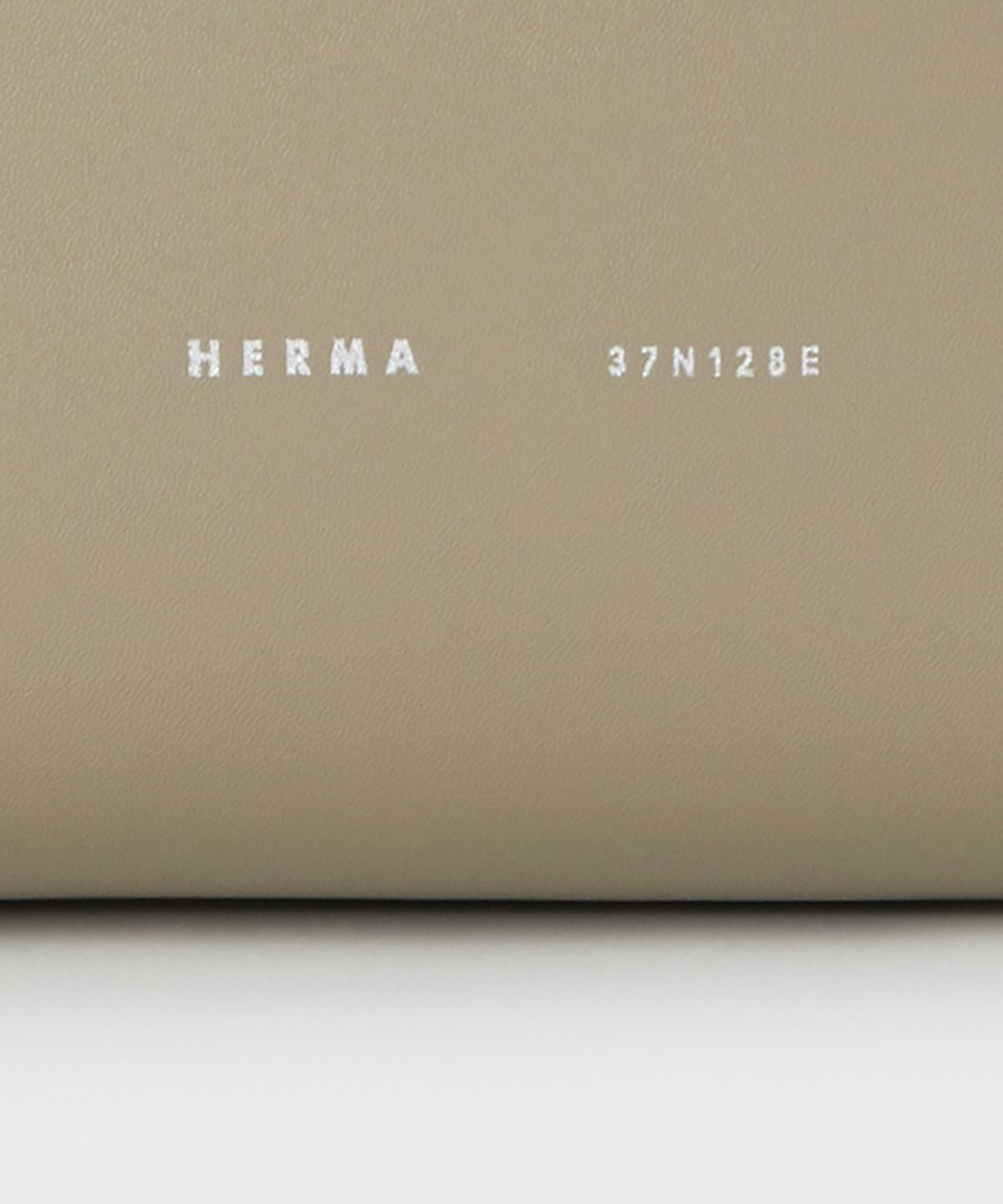 헤르마(HERMA) 라지 카바스 숄더백 에크루