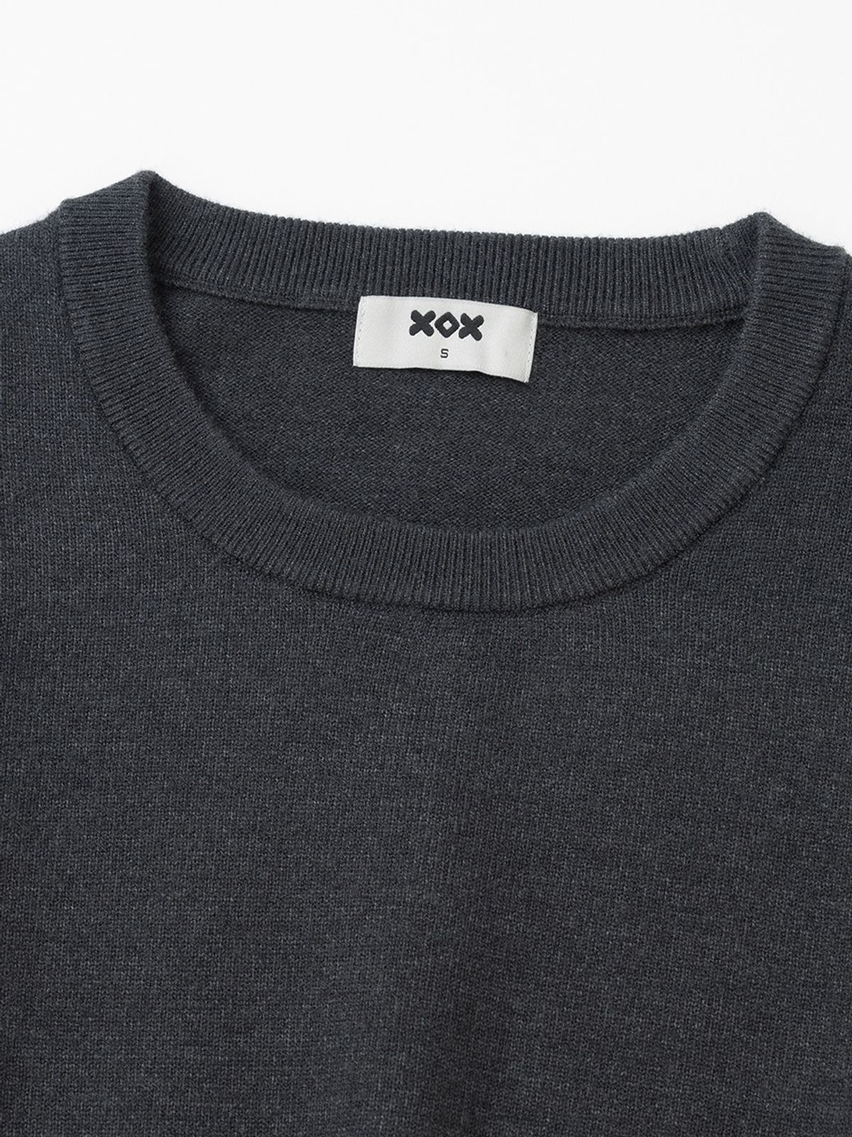 엑스오엑스(XOX) (우먼)에센셜 라운드 크롭 니트 [CHARCOAL]