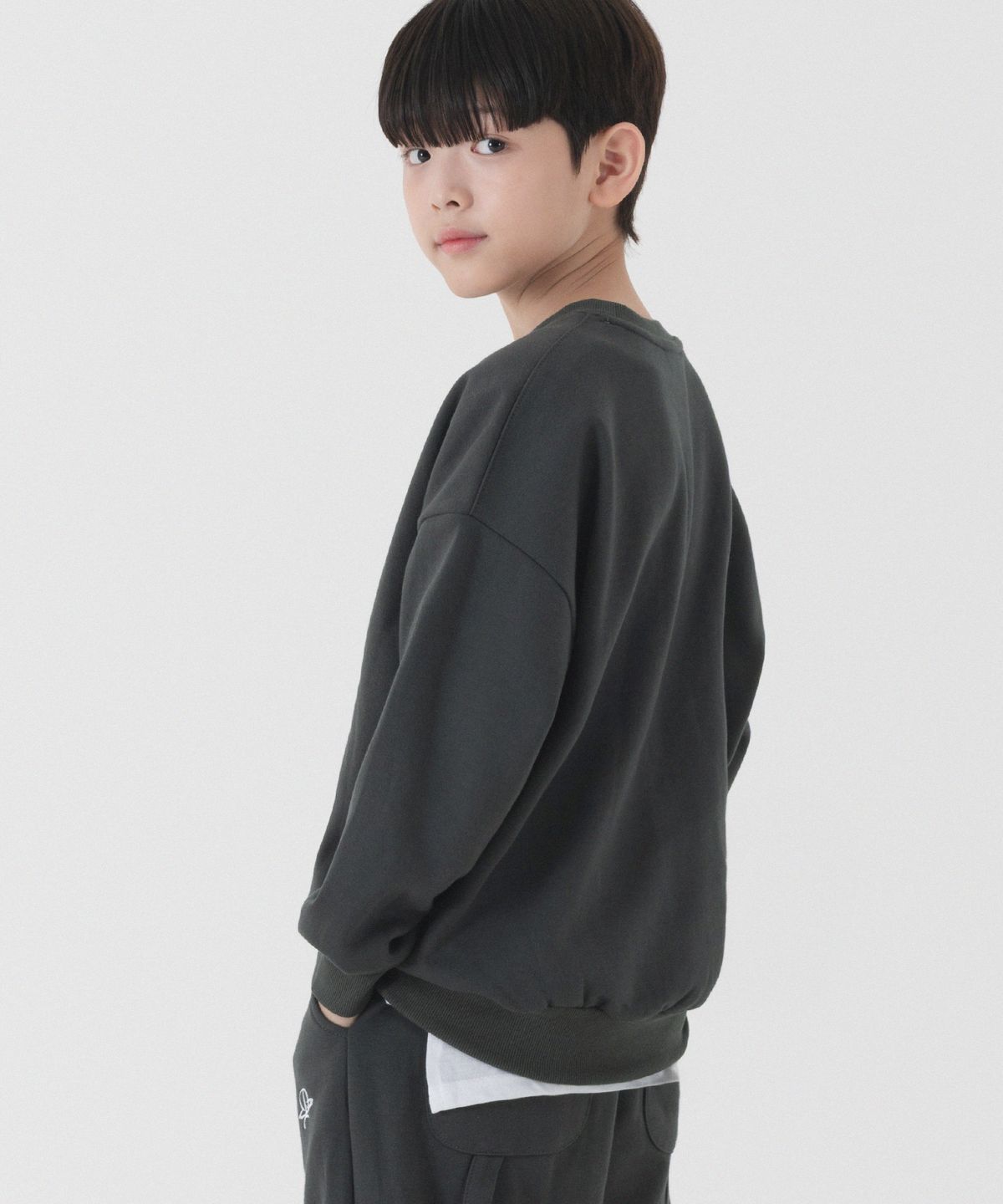 피아네르 키즈(PIANER KIDS) 링 자수 오버핏 맨투맨 (차콜)