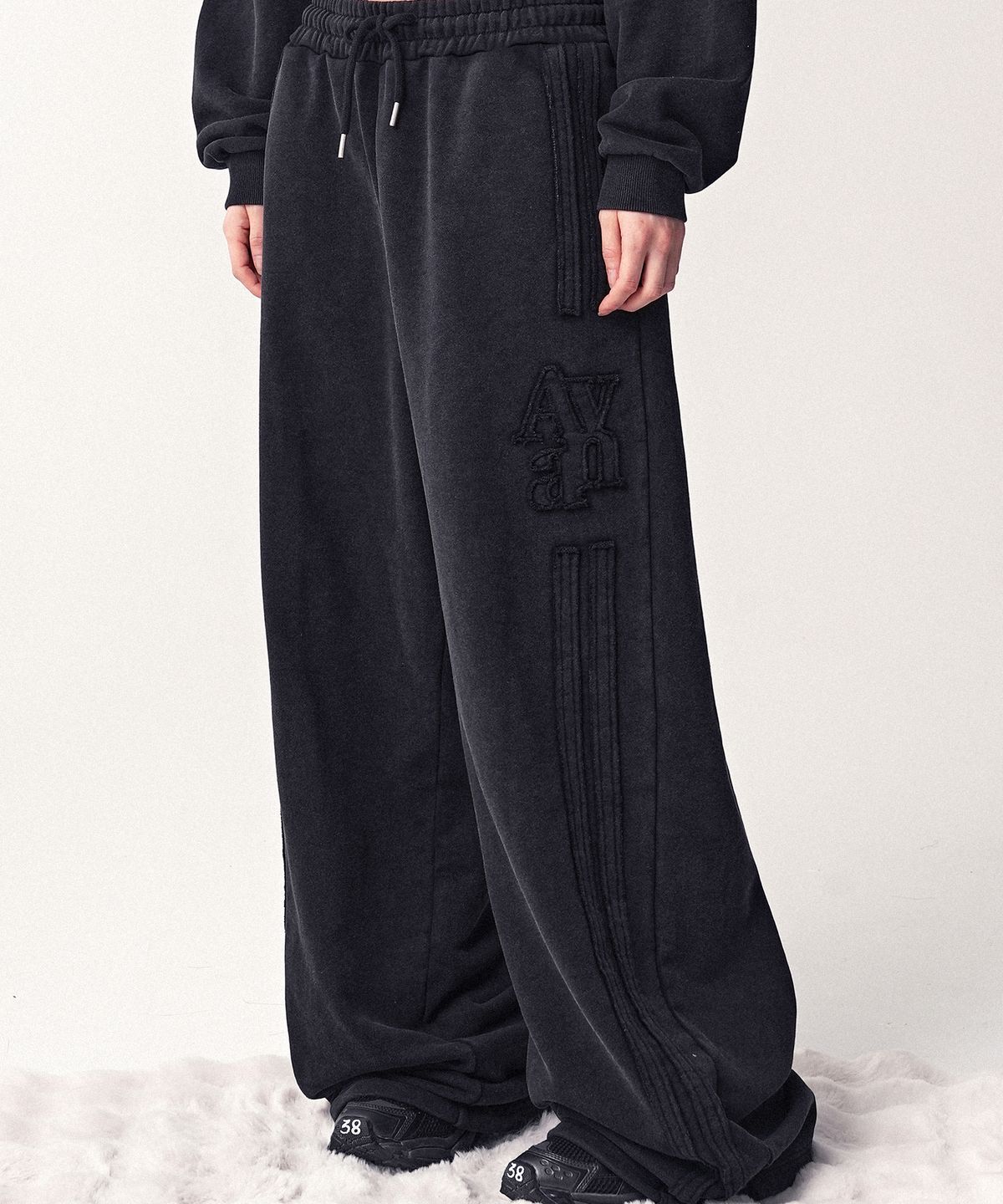 어반드레스(AVANDRESS) Raw Track Training Pants_2Colors