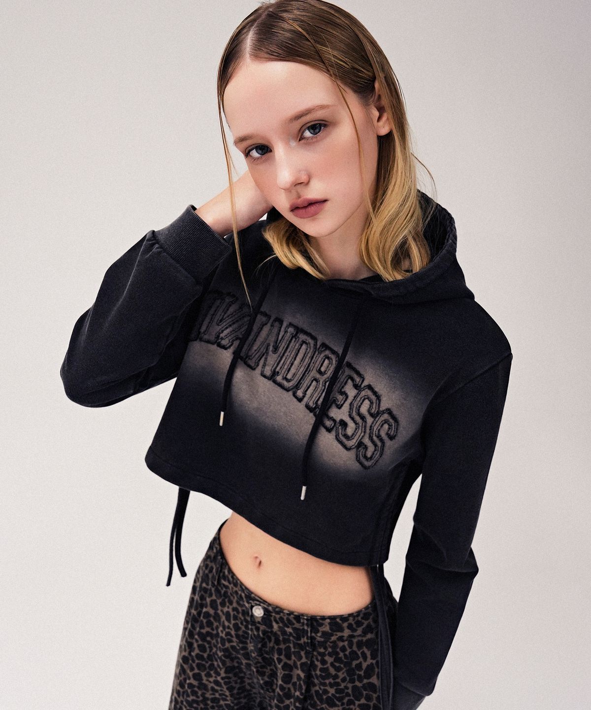어반드레스(AVANDRESS) Shadow Letter Hoody_2Colors