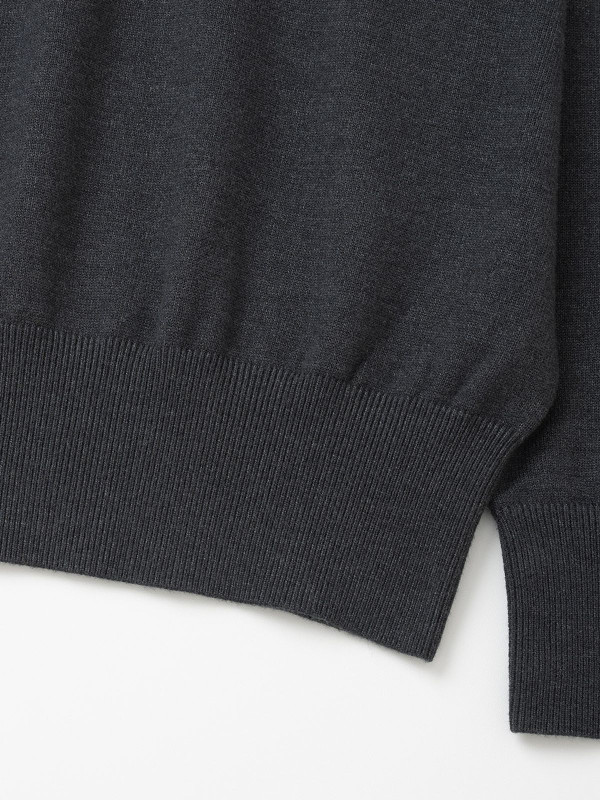 엑스오엑스(XOX) 에센셜 라운드 크롭 니트 [CHARCOAL]