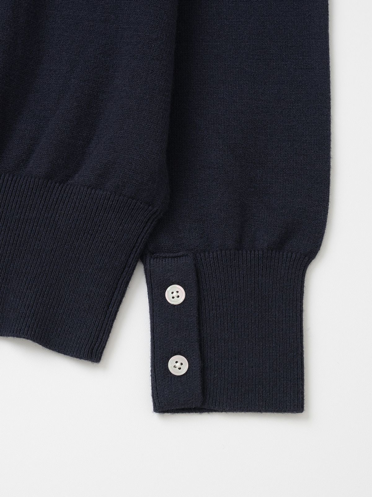 엑스오엑스(XOX) 에센셜 라운드 크롭 니트 [NAVY]