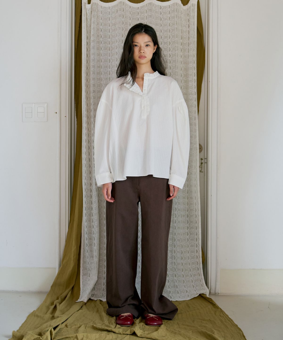 포에트서울(POETSEOUL) frill half-open blouse_white