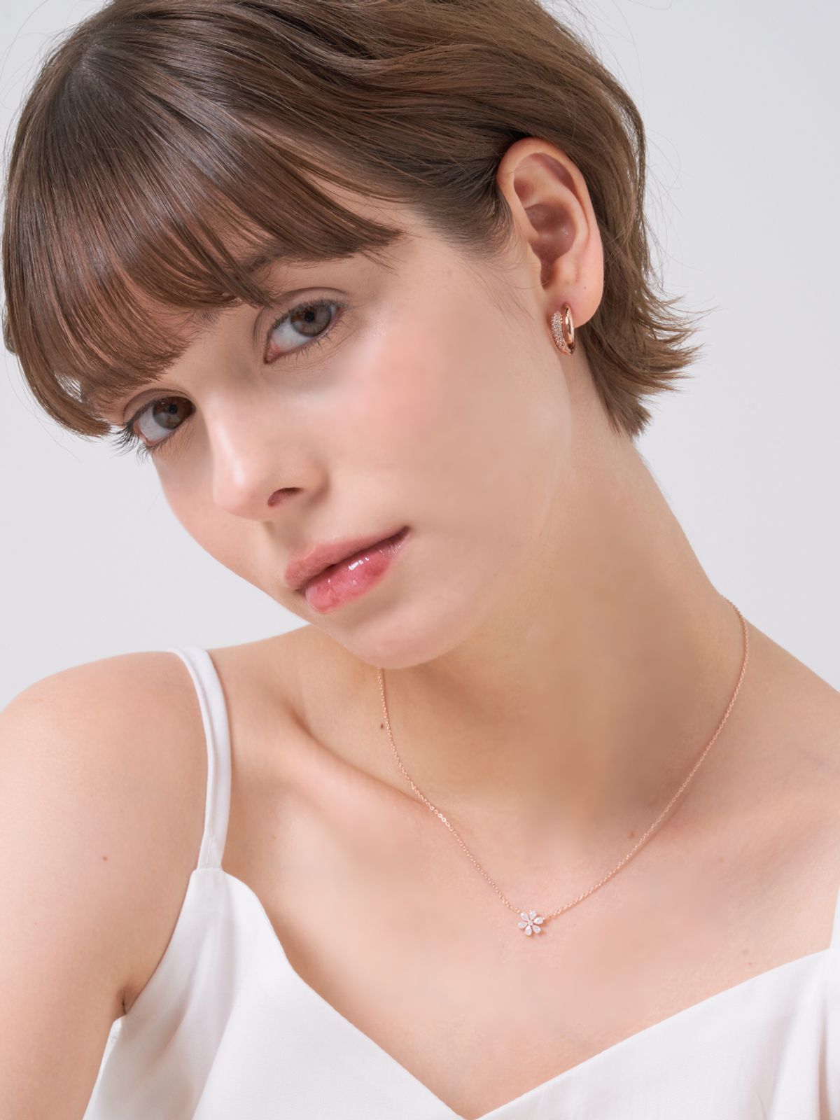 엘르주얼리(ELLEJEWELRY) 14K GF 블링 하프 스톤 원터치 귀걸이 ELGPEE573