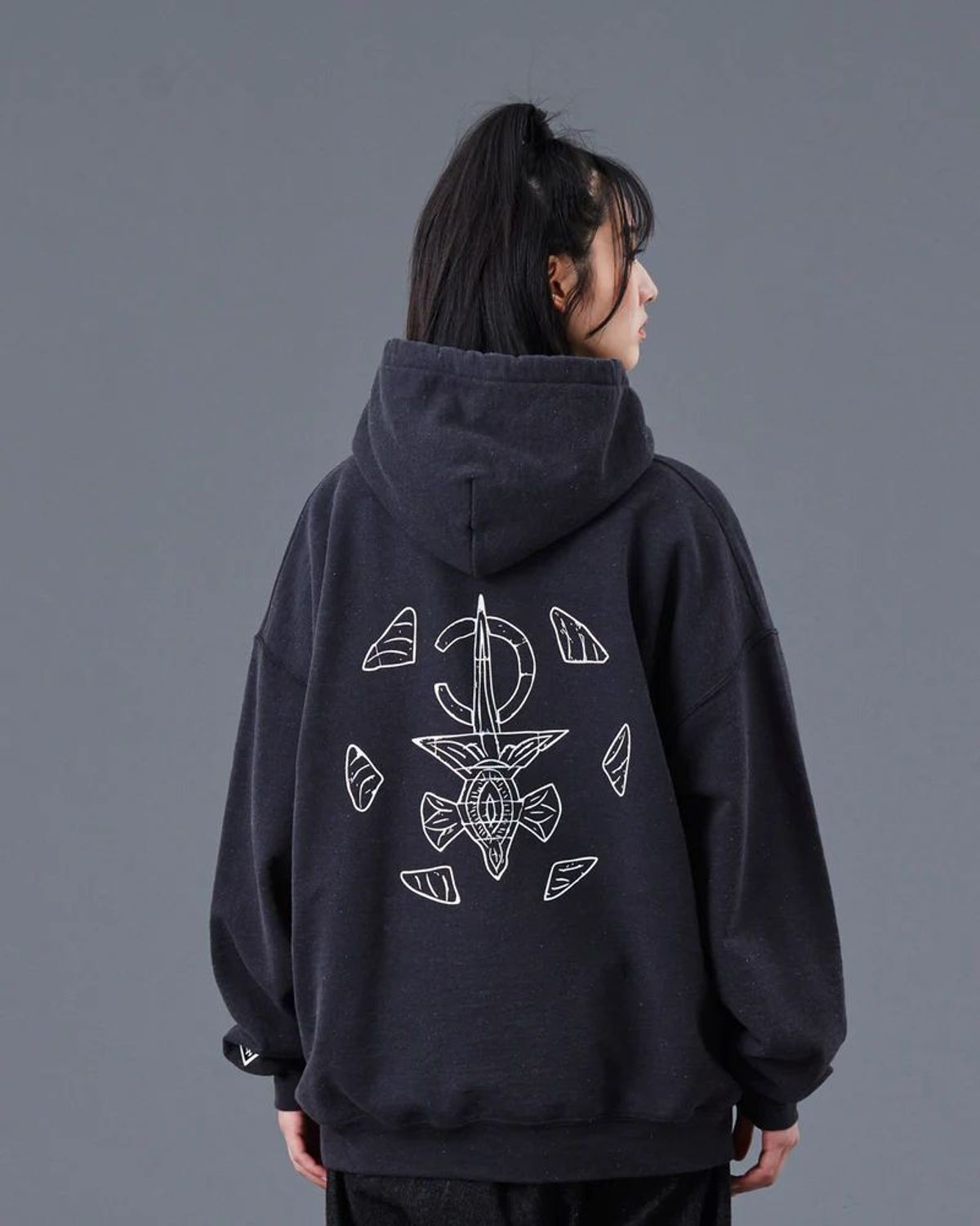 찬스클로딩(CHANCE CLOTHING) TIFINAGH EMBROIDERY HOODIE - BLACK