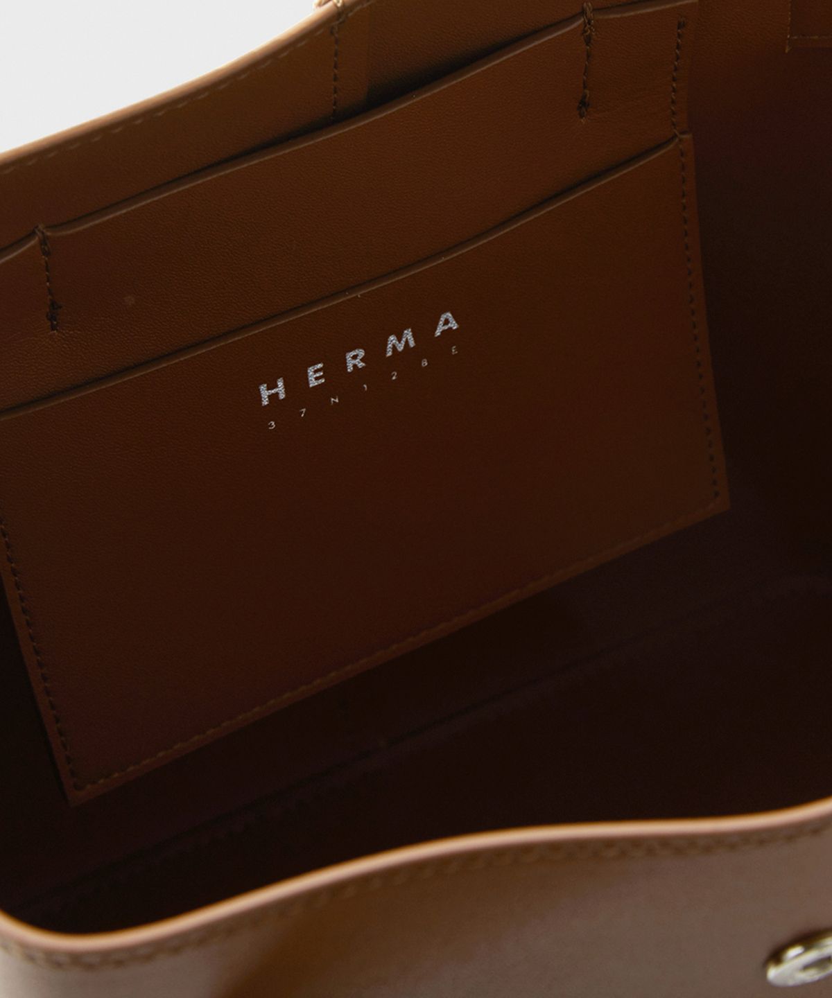 헤르마(HERMA) 벨트 버킷백 우드