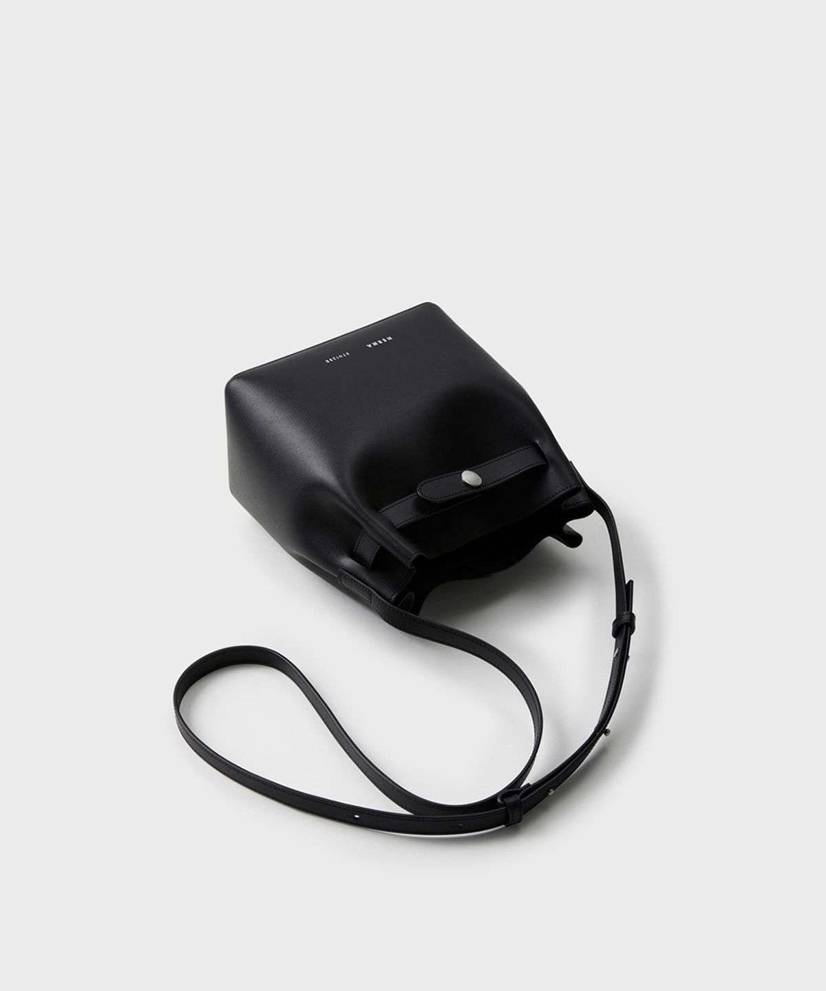 헤르마(HERMA) 벨트 버킷백 블랙