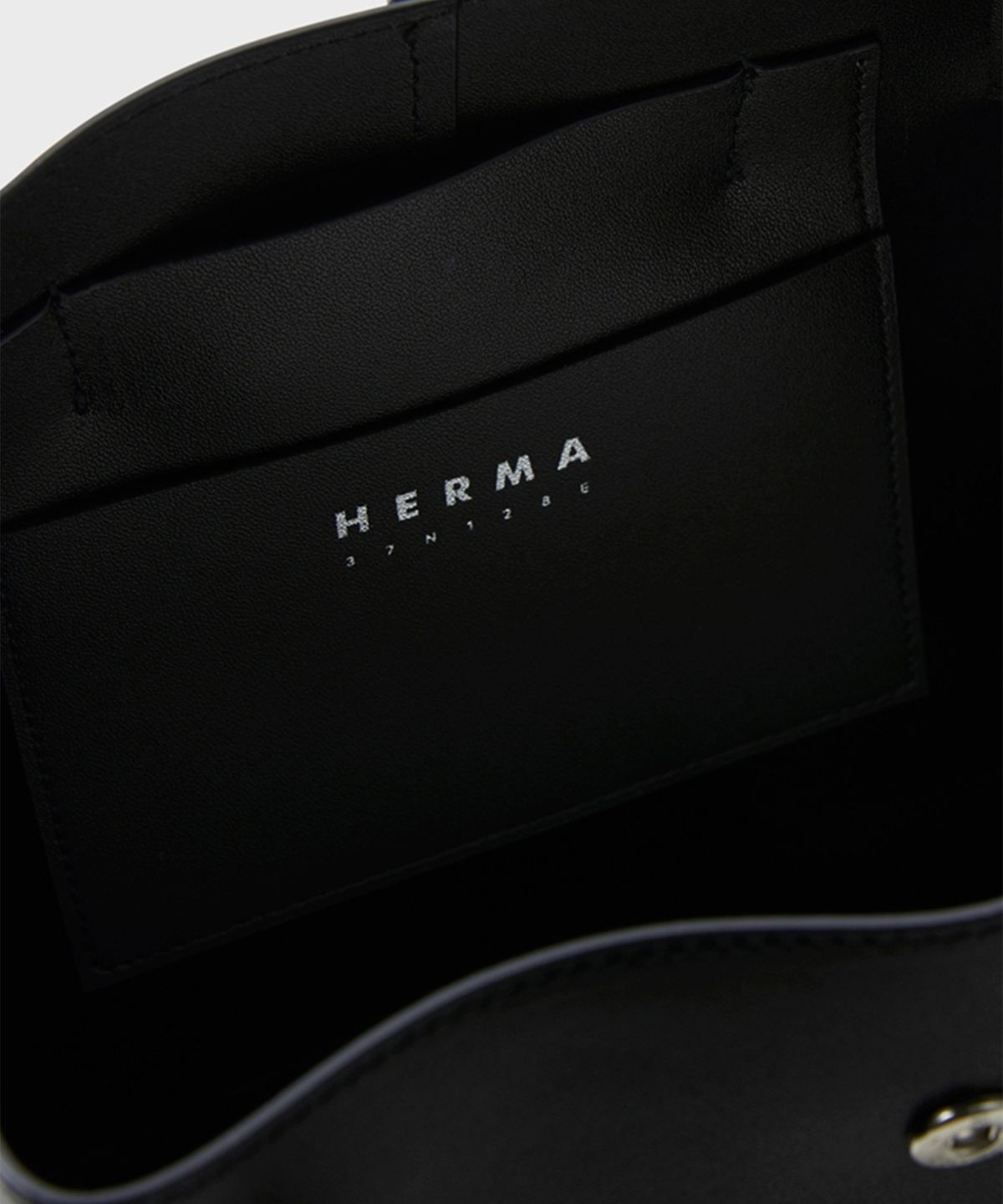 헤르마(HERMA) 벨트 버킷백 블랙