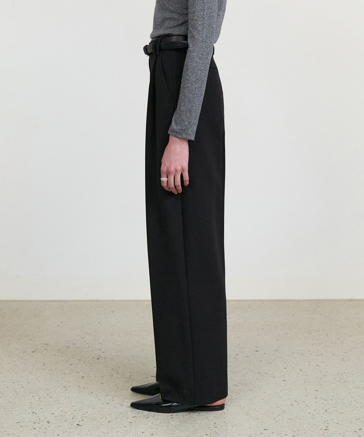스텝어라운드(STEP AROUND) Front tuck wide slacks_BLACK