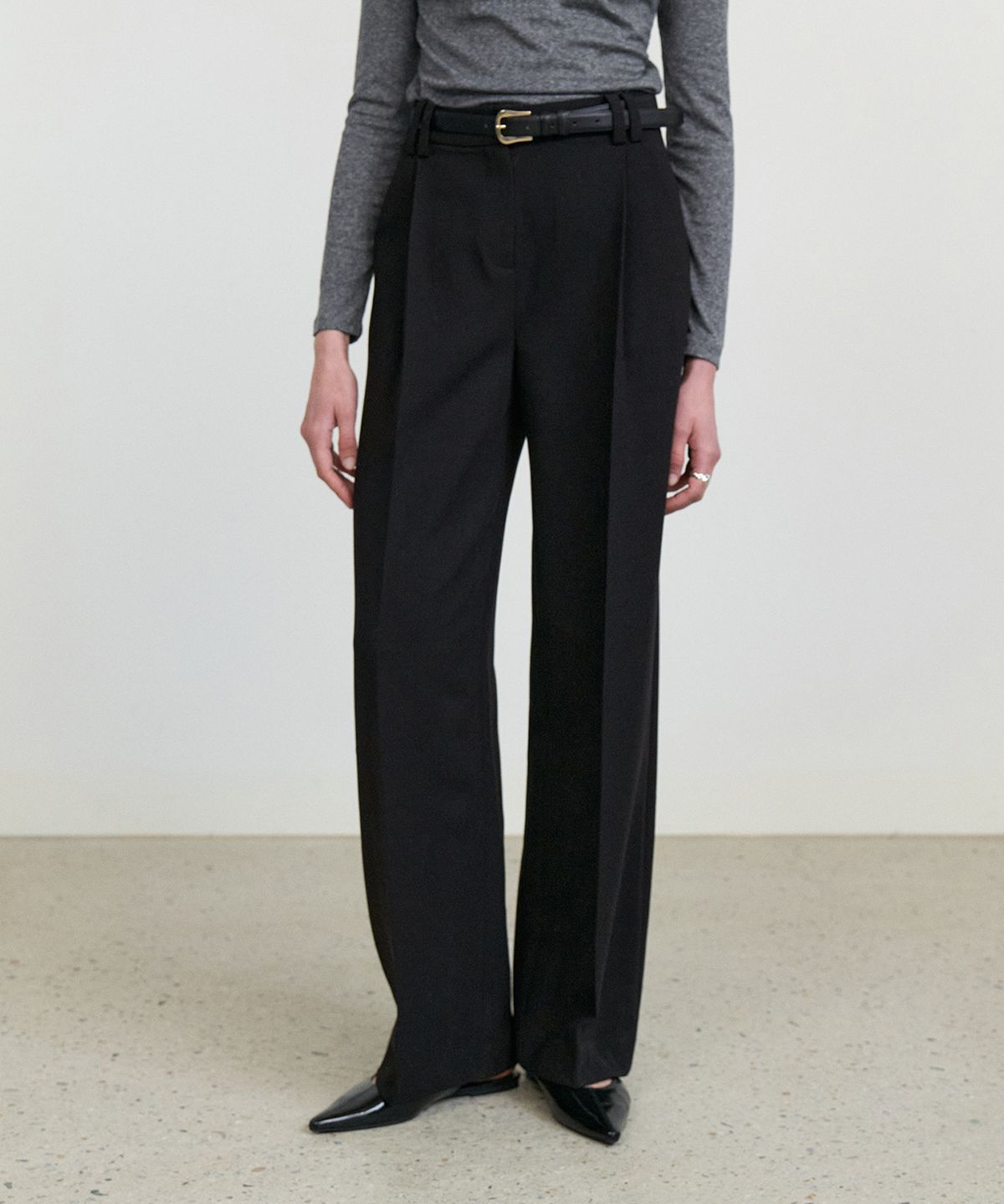 스텝어라운드(STEP AROUND) Front tuck wide slacks_BLACK