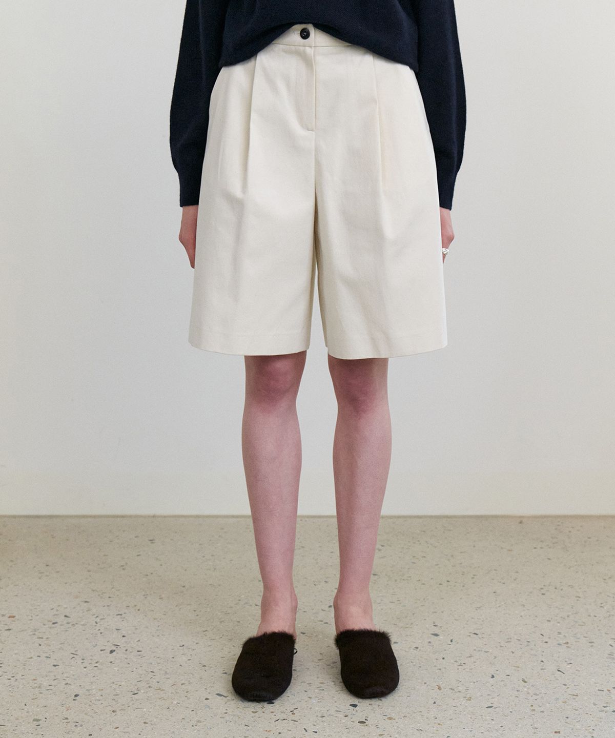 스텝어라운드(STEP AROUND) Front tuck bermuda cotton pants_CREAM