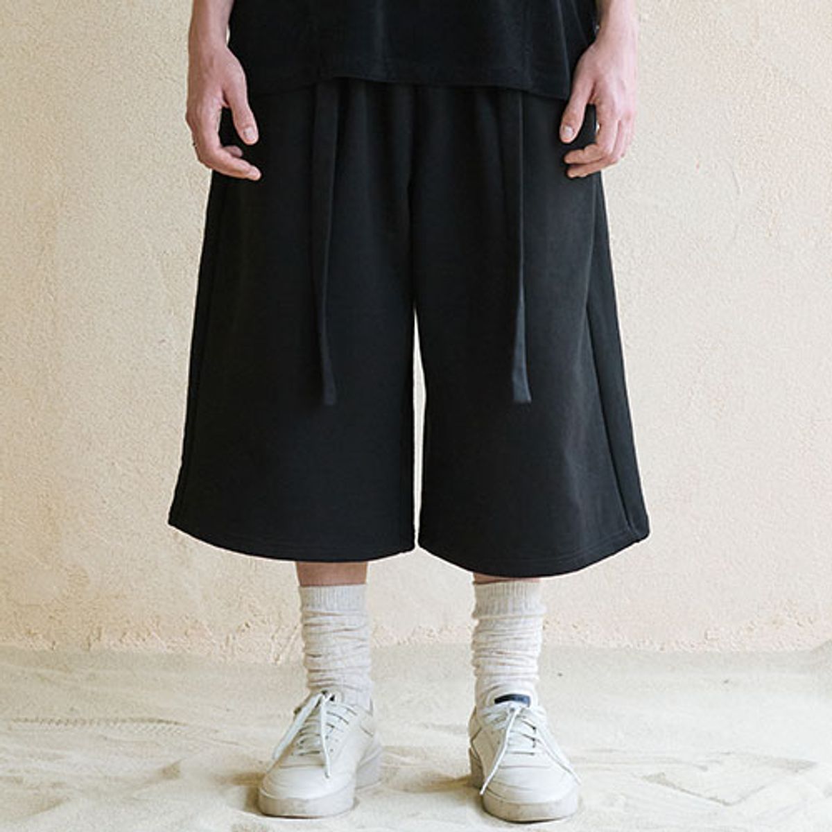 칠사(CHILLSA) 4-season Belted Bermuda Pants_Black