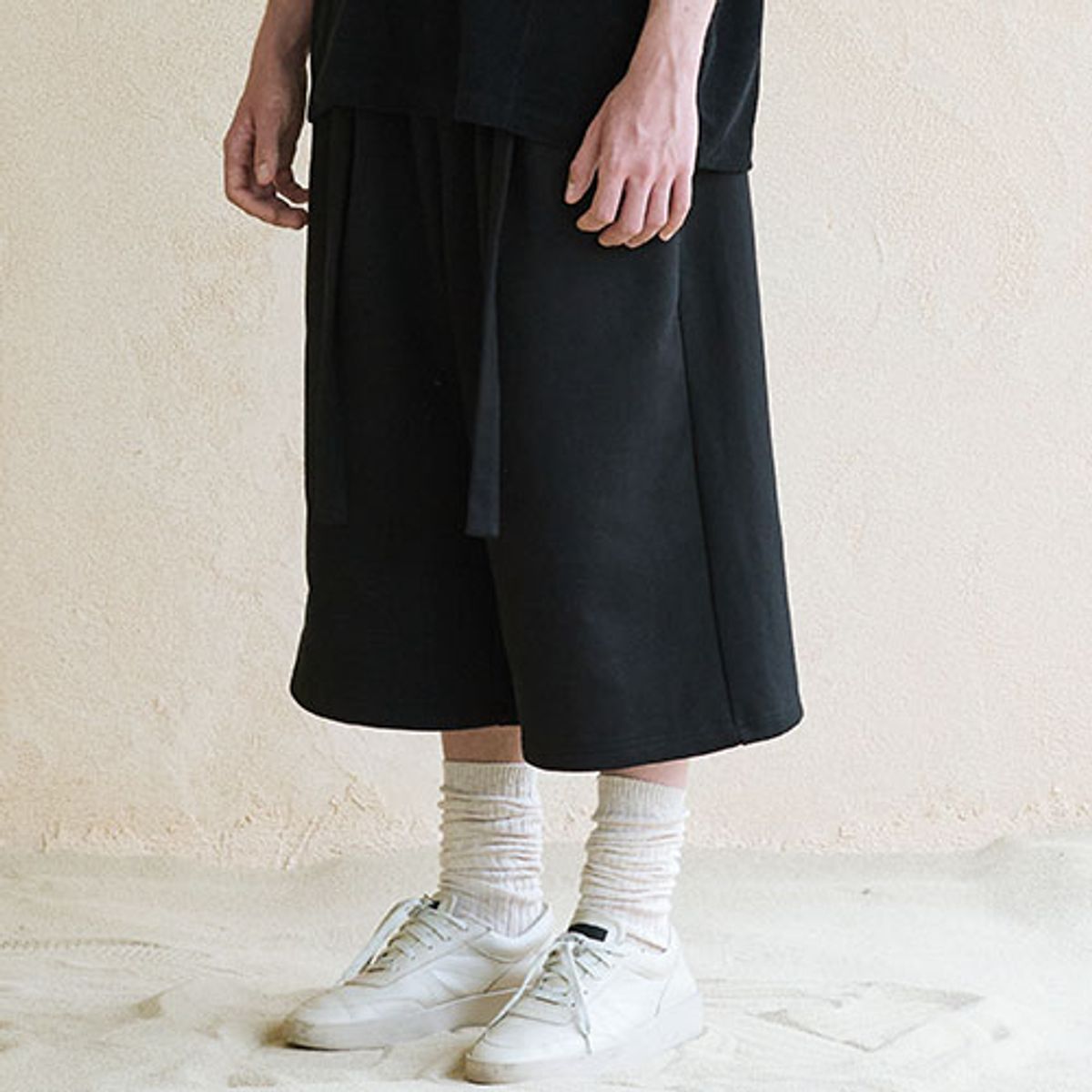 칠사(CHILLSA) 4-season Belted Bermuda Pants_Black